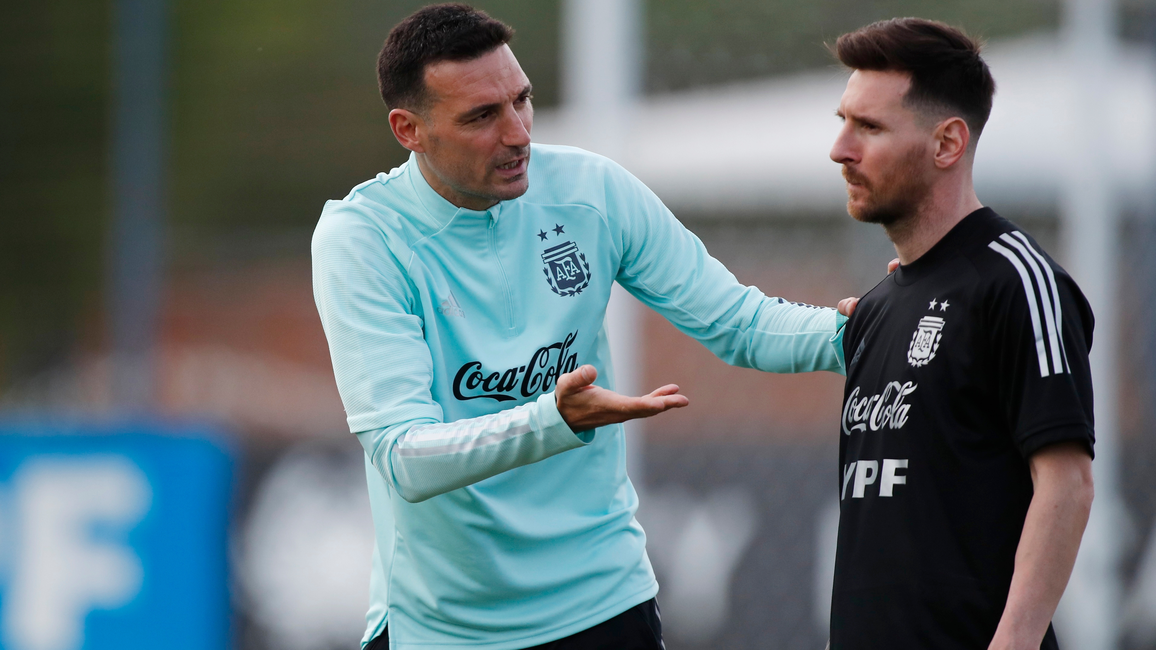 Scaloni convoca Messi e sete promessas para jogos das