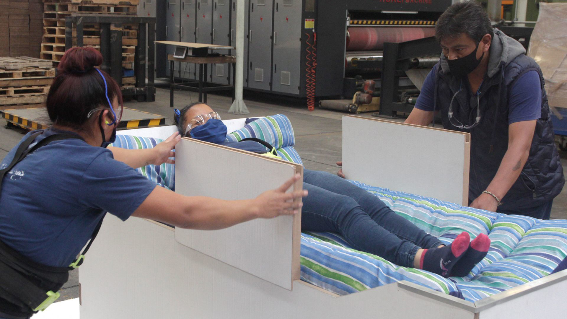 Algunas empresas también han comenzado a fabricar camas hospitalarias de cartón  (Foto: Cuartoscuro)