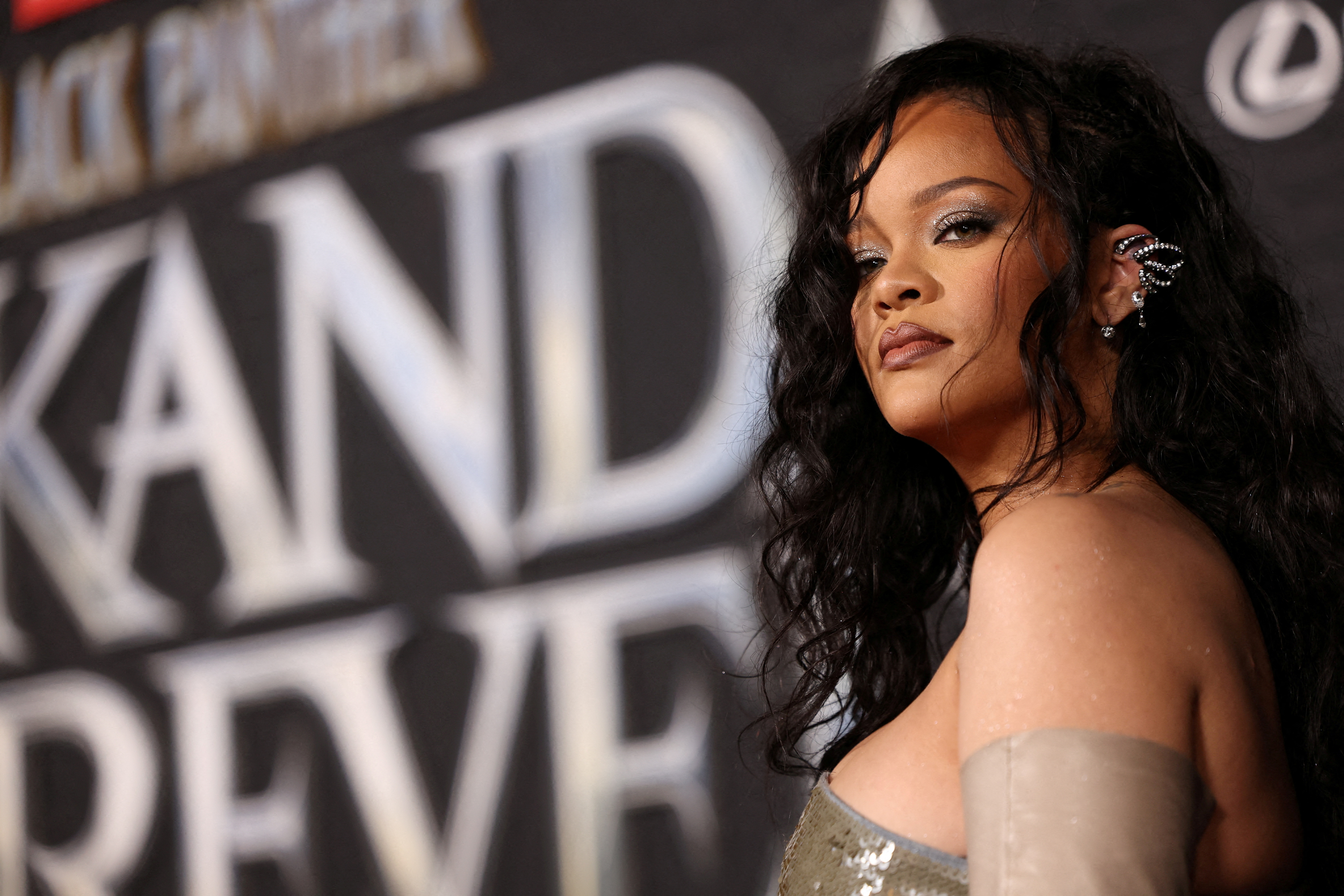 Rihanna será parte del show de medio tiempo del SuperBowl, donde se espera que interprete nuevos temas de su noveno disco (REUTERS)