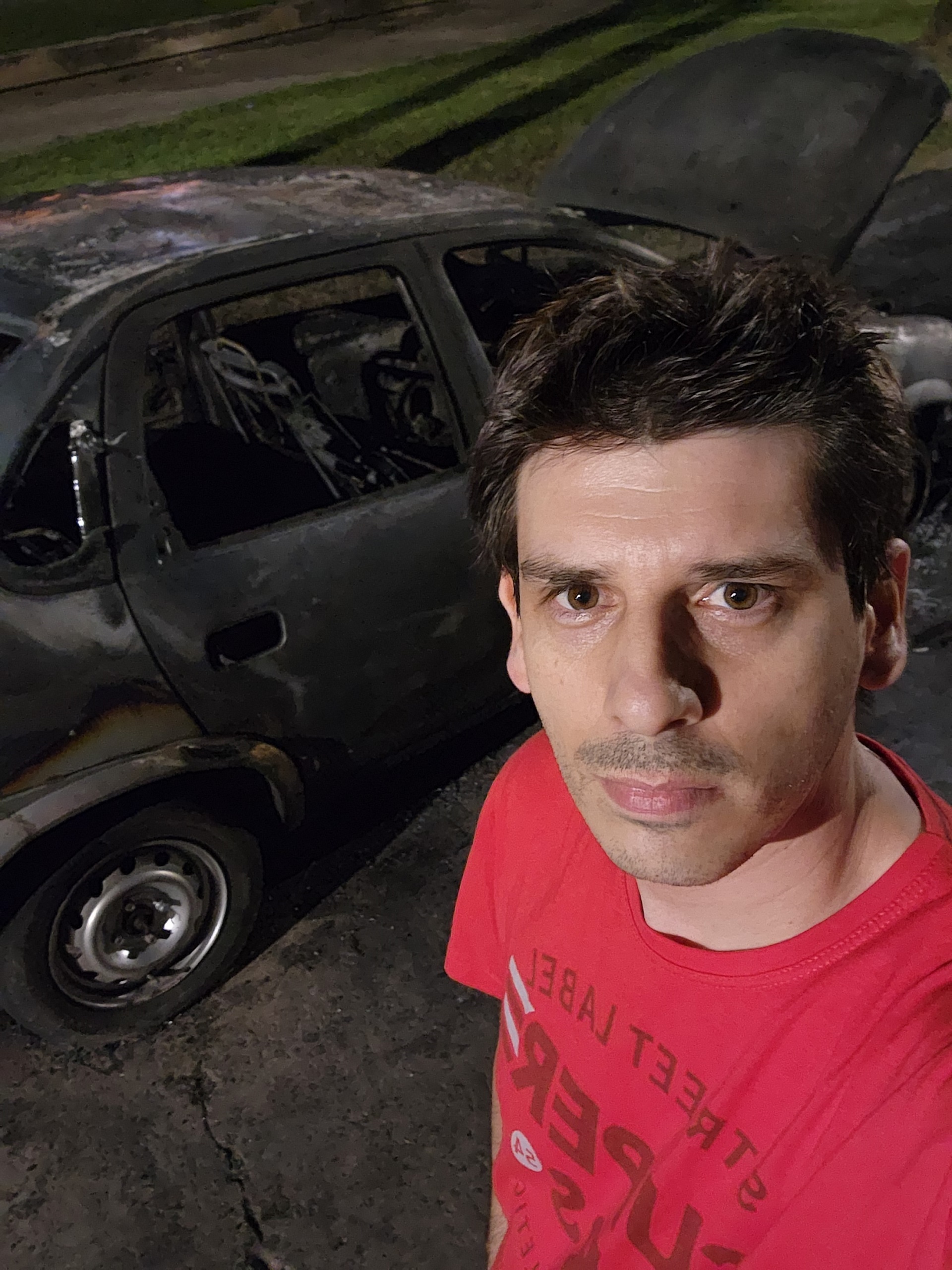 Dos semanas después de haber publicado "Los quemacoches" apareció frente a su departamento un auto quemado