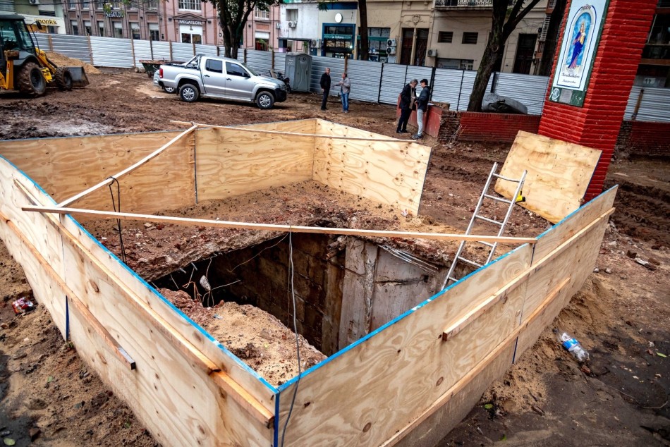 Encontraron t&uacute;neles y s&oacute;tanos subterr&aacute;neos debajo de una plaza de Rosario que eran parte de un mercado del siglo XIX