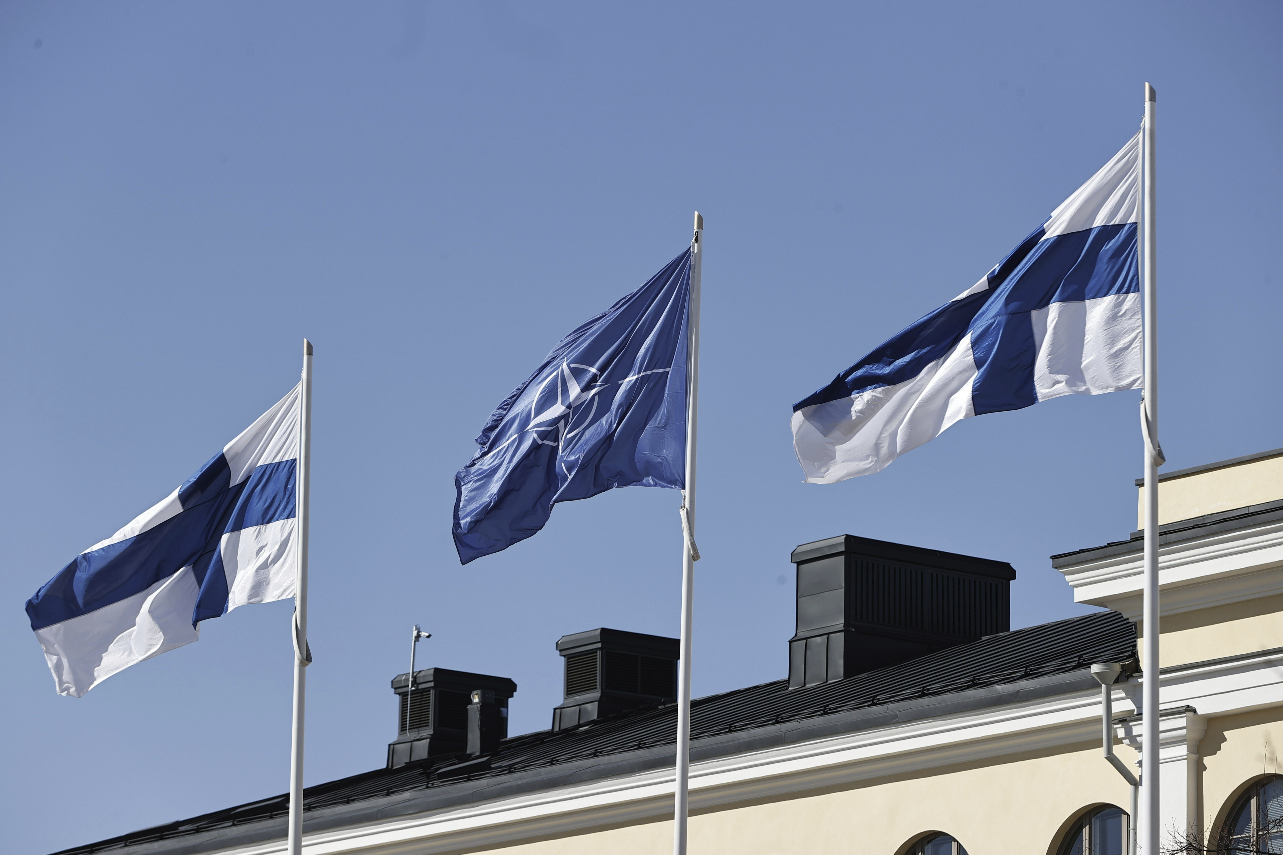 Las banderas de Finlandia y la OTAN ondean en el patio del Ministerio de Relaciones Exteriores en Helsinki, el martes 4 de abril de 2023. (Antti H'm'l'inen/Lehtikuva vía AP)