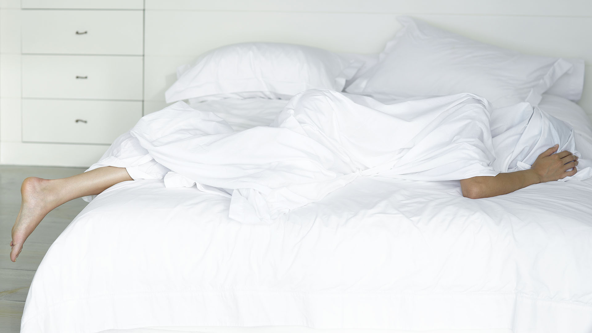 Dormir en horarios nocturnos y despertarse con luz de día es fundamental para el buen descanso (Getty Images)
