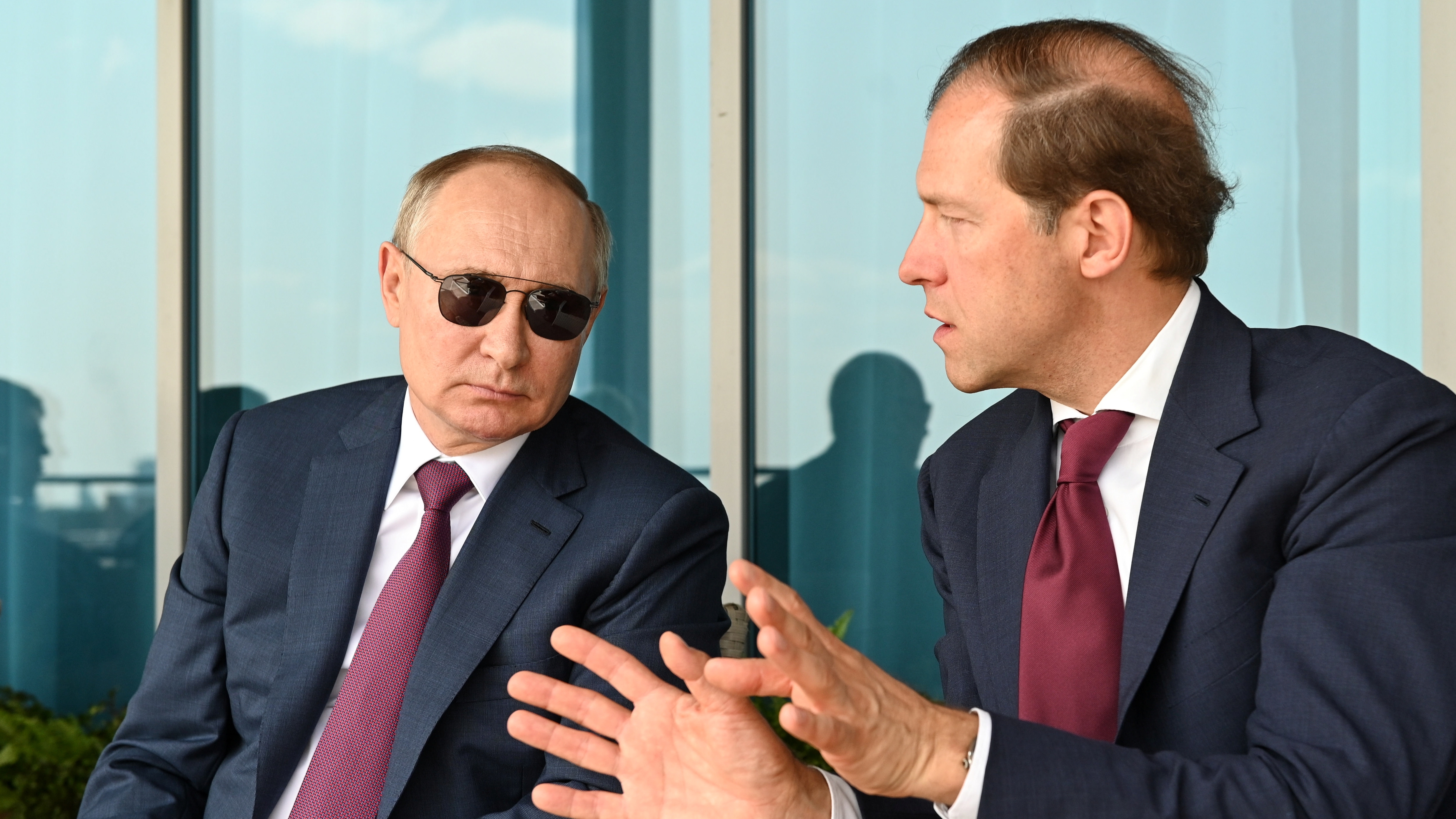 Foto de archivo del presidente ruso Vladimir Putin y Denis Manturov, el miembro más rico de su gobierno (REUTERS)