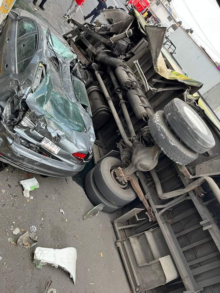 Despite the spectacular nature of the crash, there were only two injured who remained as detainees (PC Tlalnepantla)
