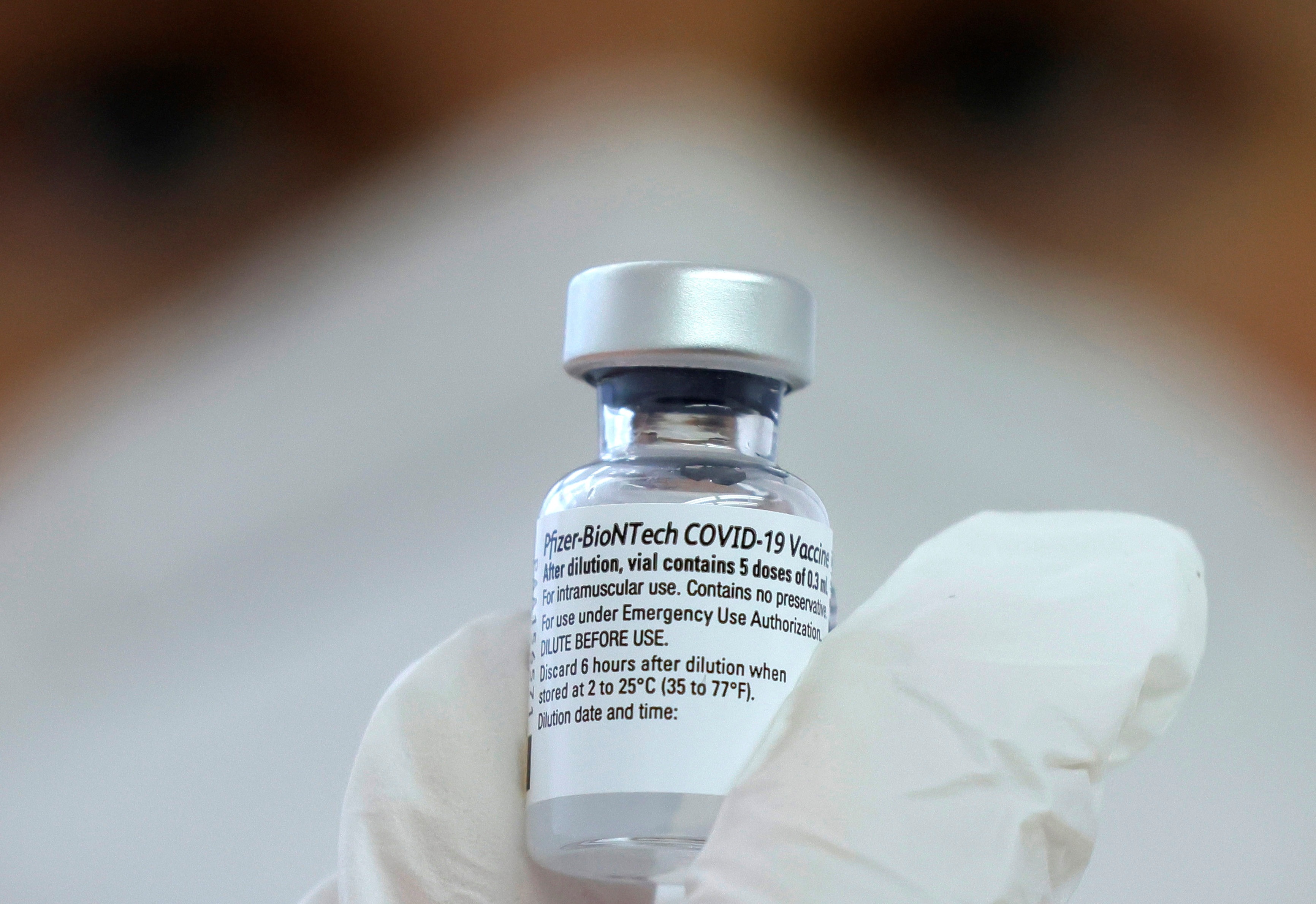 La eficacia de la vacuna de tres dosis es muy protectora tanto contra infecciones como contra enfermedades graves, aseguraron los científicos israelíes (EFE / EPA / RONALD WITTEK /Archivo)
