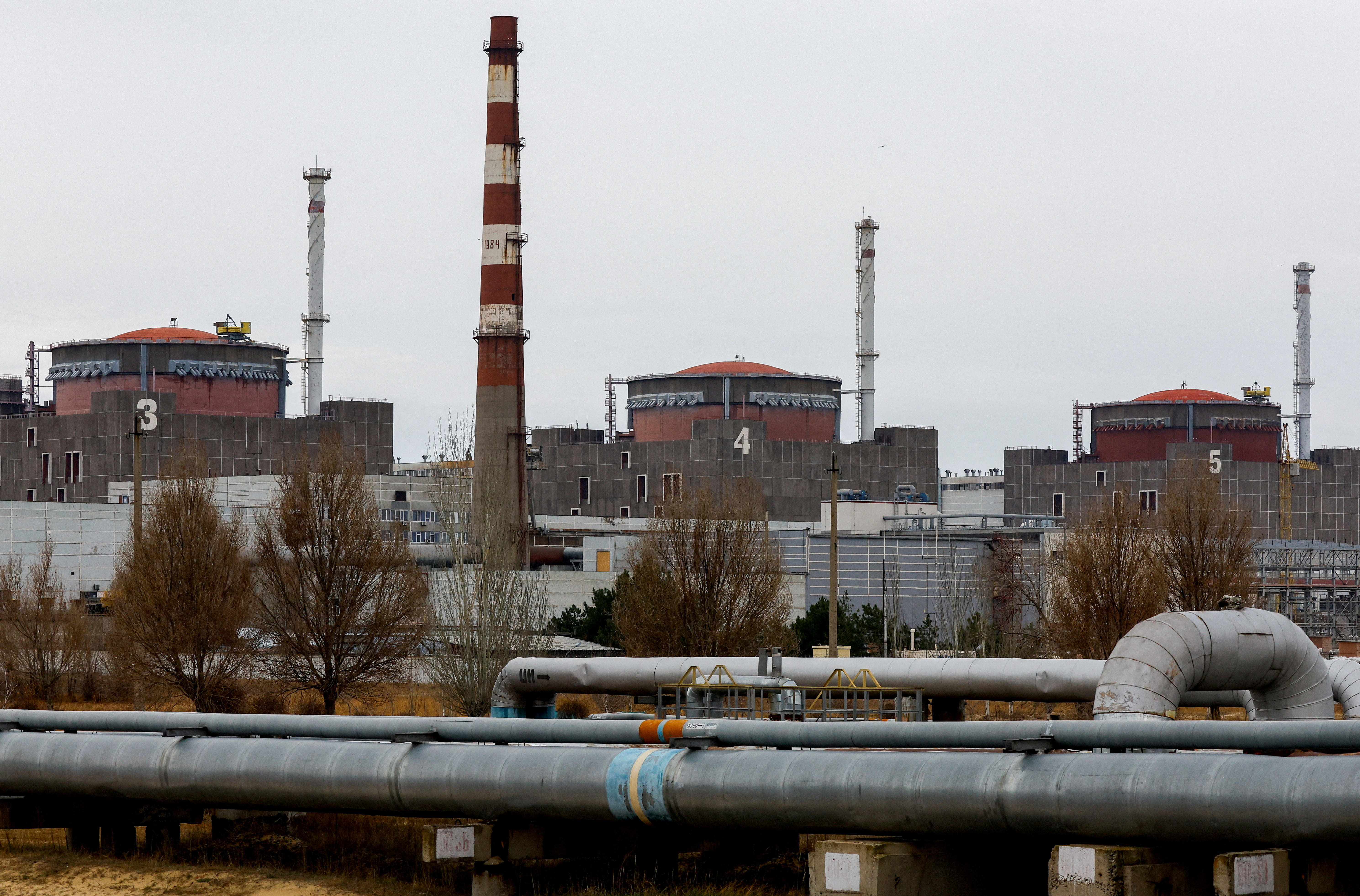 La planta de energía nuclear de Zaporizhzhia en las afueras de la ciudad de Enerhodar en la región de Zaporizhzhia, Ucrania controlada por Rusia, el 24 de noviembre de 2022. (REUTERS/Alexander Ermochenko/Foto de archivo)