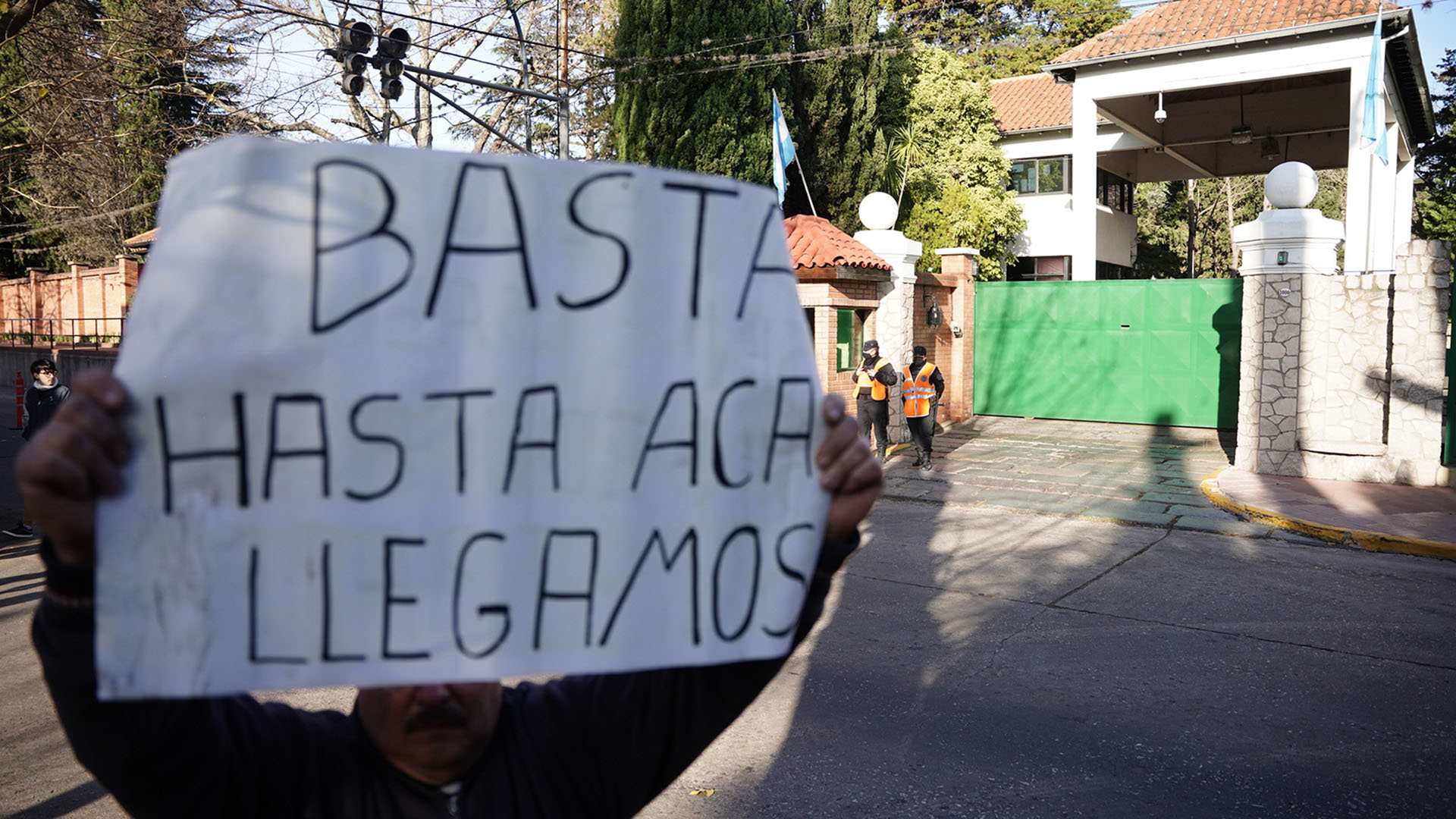 El grupo llevó sus protestas el domingo a Olivos y obligó a suspender una conferencia de prensa (Foto: Franco Fafasuli)