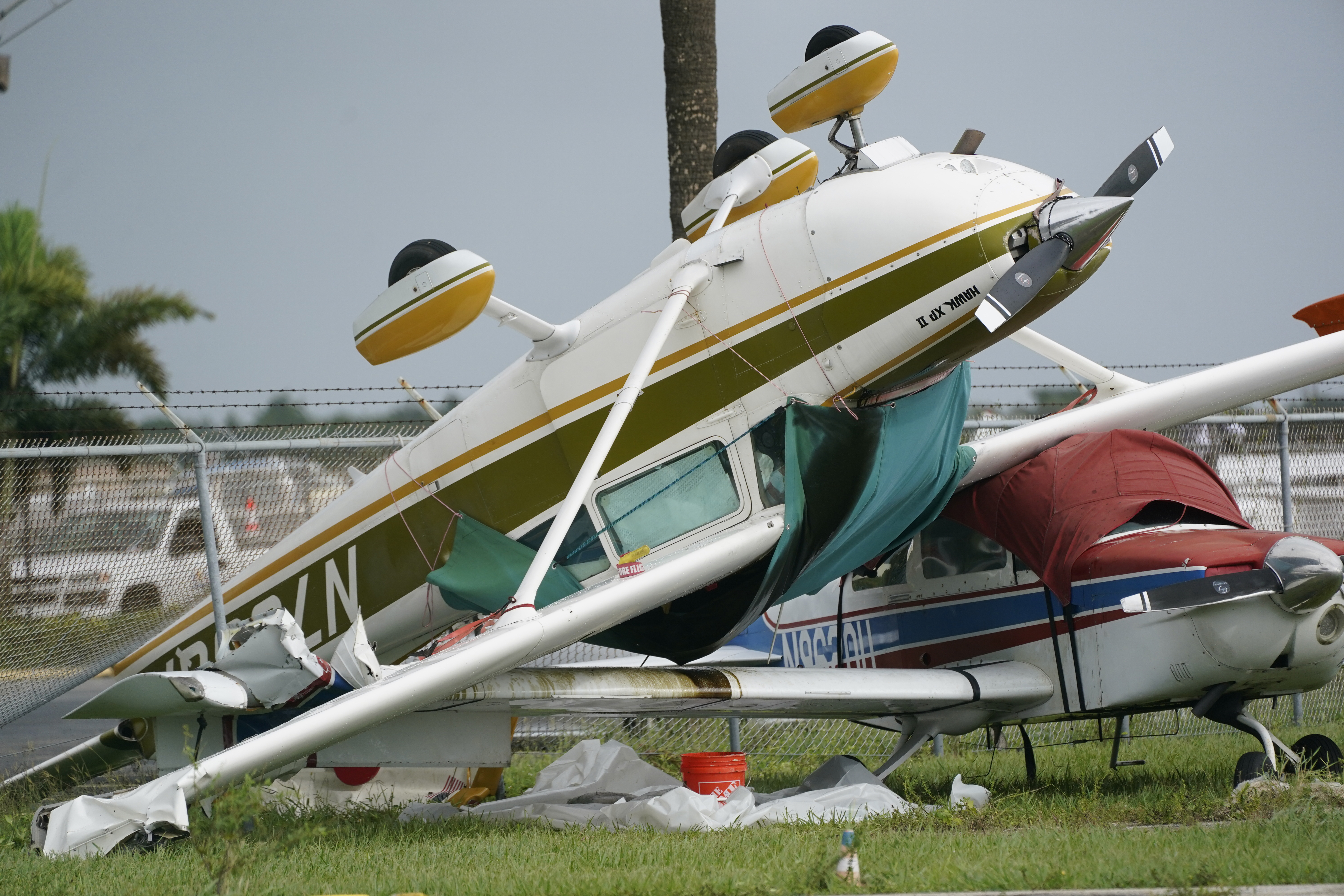 Se muestra un avión volcado por un probable tornado producido por las bandas exteriores del huracán Ian, en Florida.
