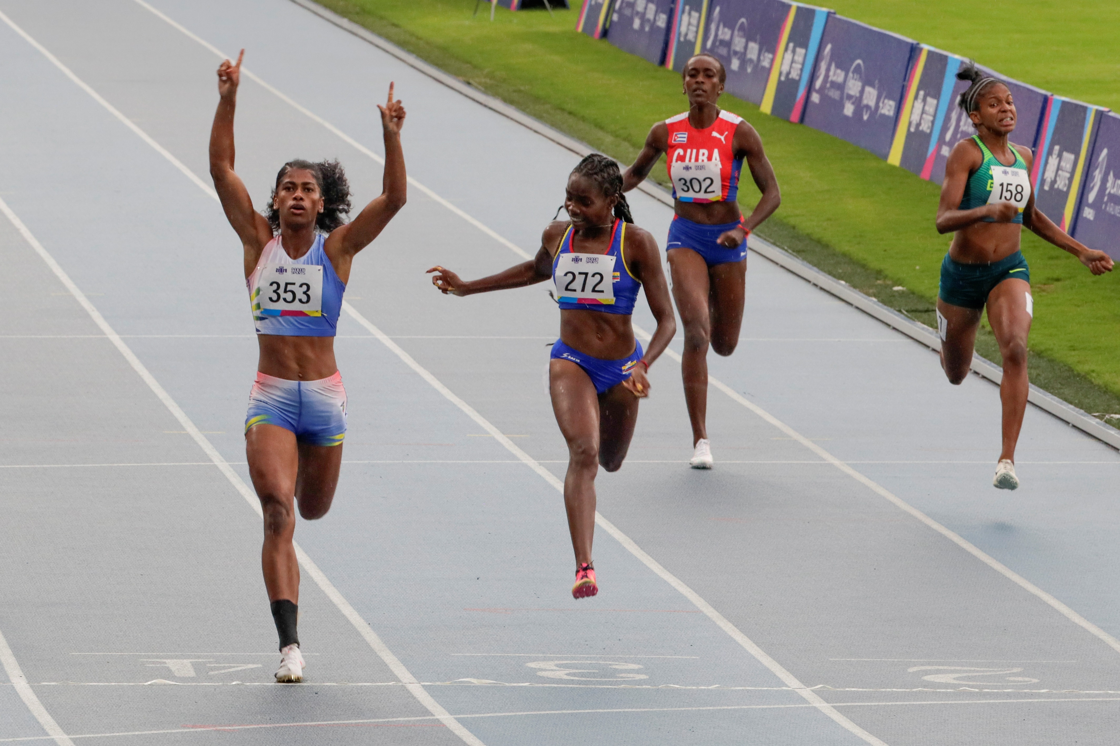 Gabriela Anahi Suárez (i) de Ecuador gana, este 2 de diciembre de 2021, la final de 200m femenino de atletismo en los Juegos Panamericanos Junior en el estadio Pascual Guerrero en Cali (Colombia). EFE/Carlos Ortega