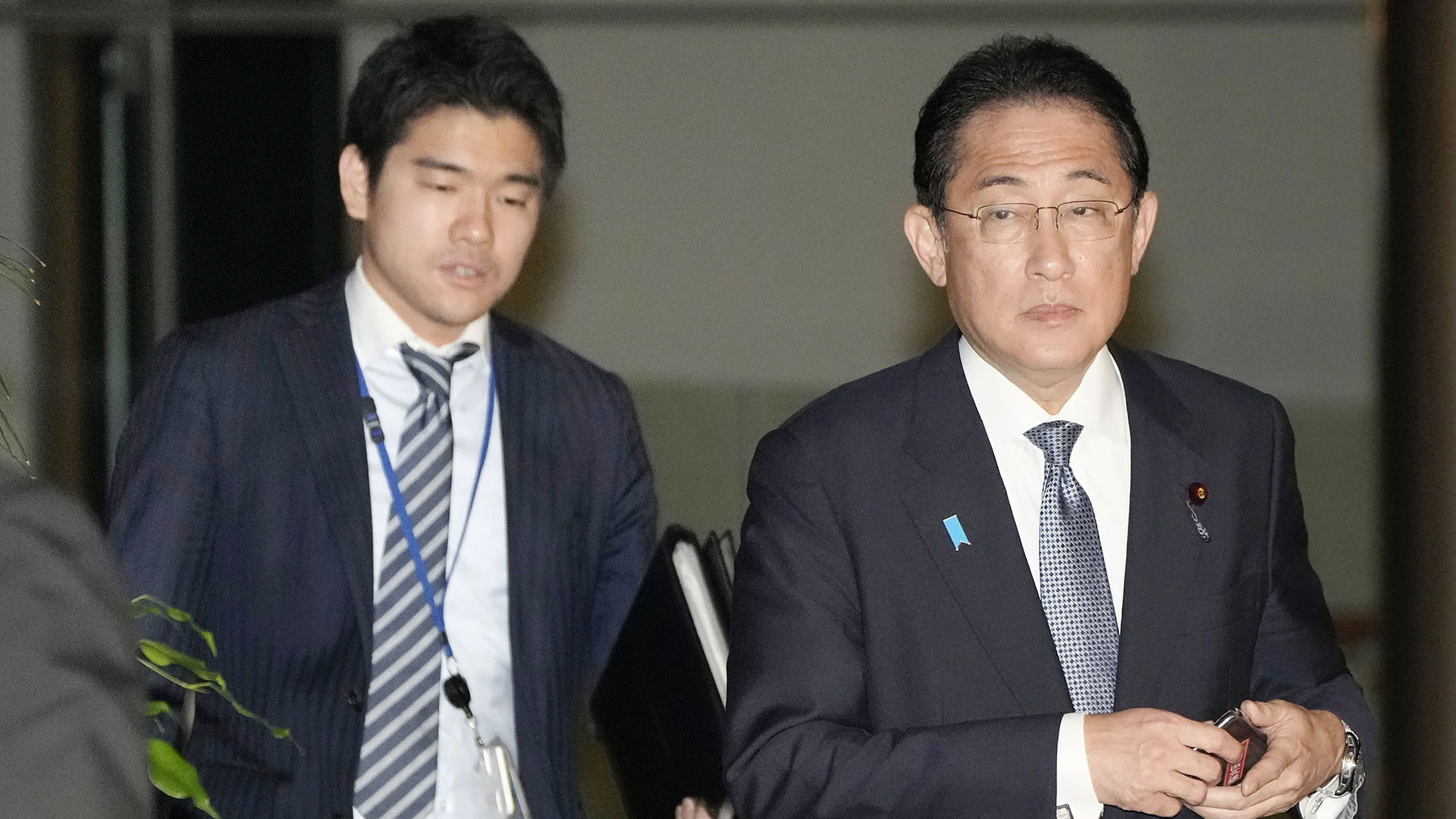 El primer ministro de Japón destituyó a su hijo tras una polémica fiesta 