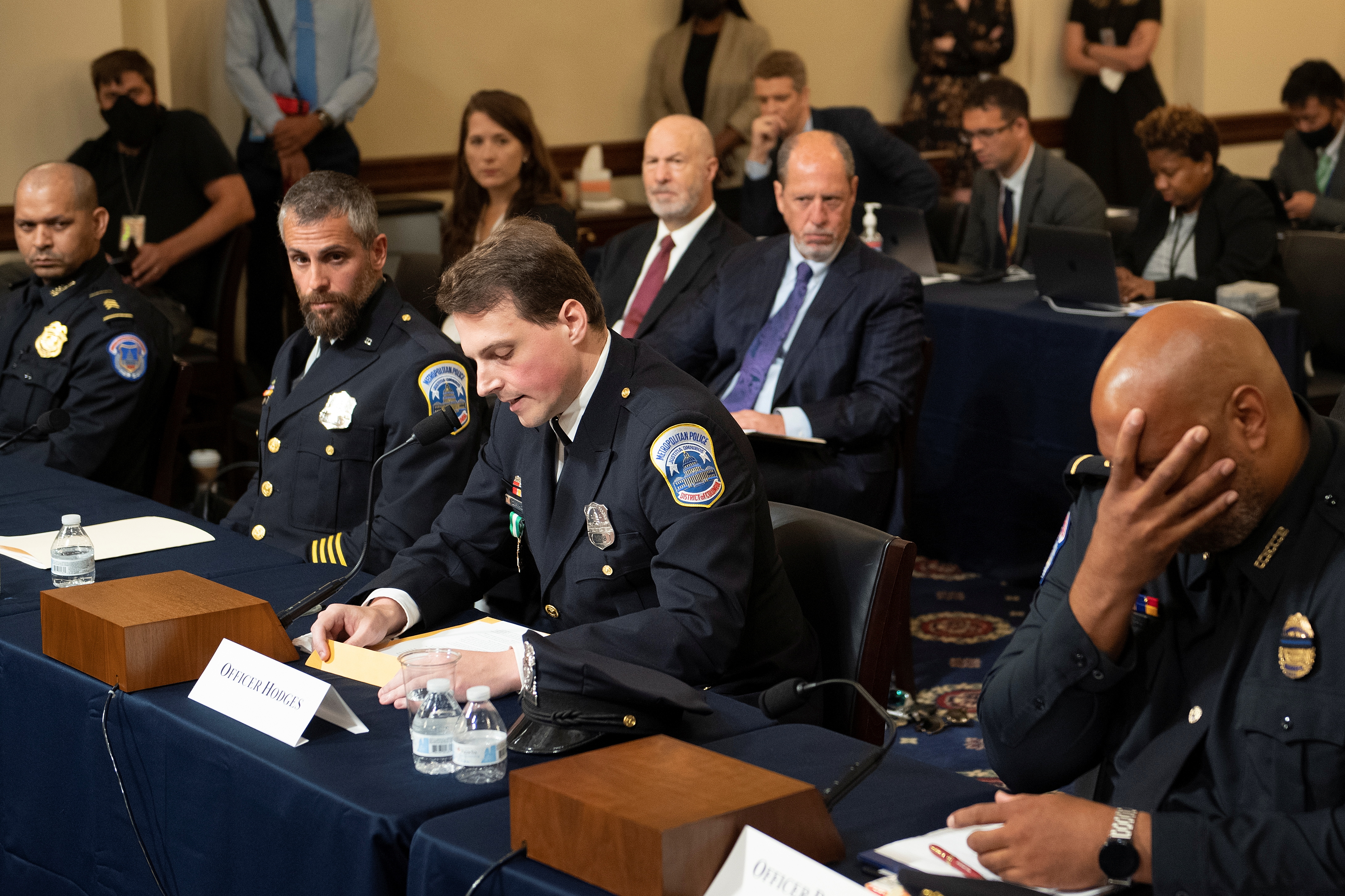 Gonell, Fanone y Dunn escuchan mientras Daniel Hodges, oficial del Departamento de Policía Metropolitana, testifica (Foto: Reuters)