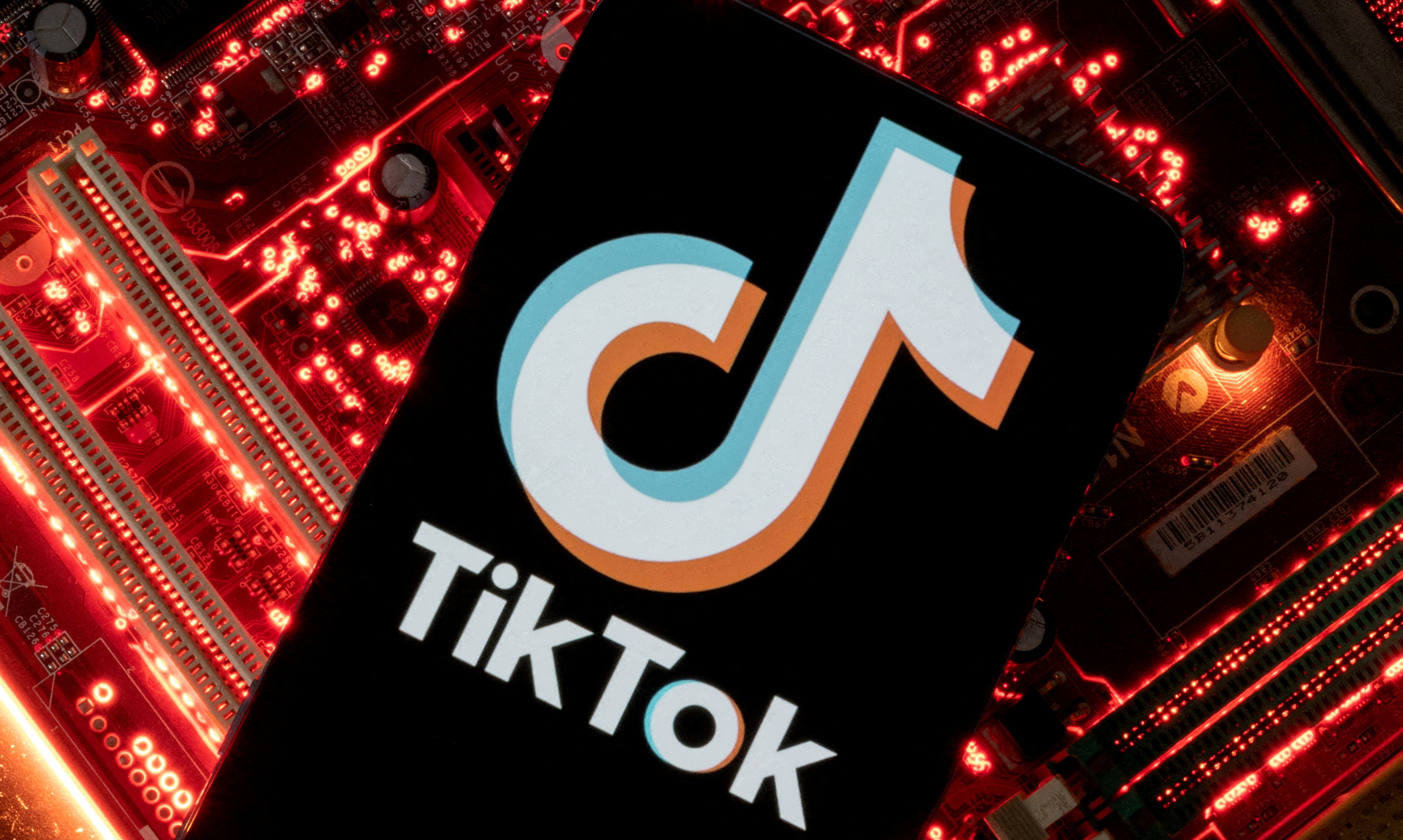 Un smartphone con el logo de TikTok (REUTERS/Dado Ruvic/Illustration/File Photo)