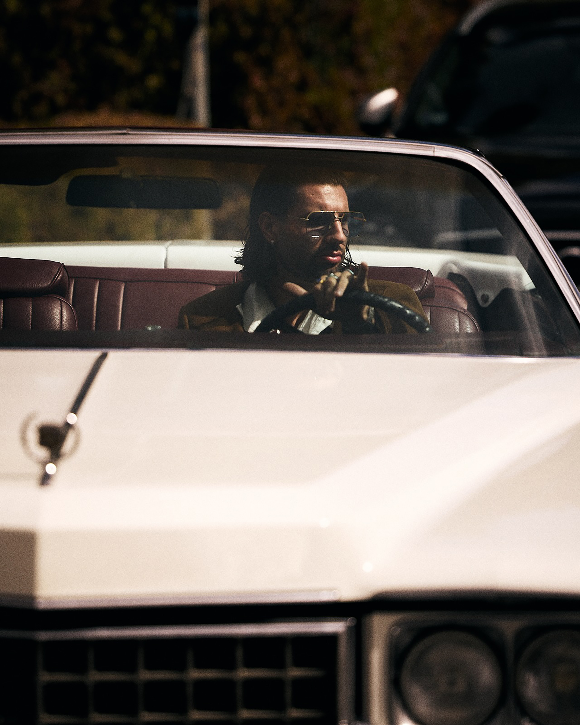 A bordo de un Cadillac de 1970 y con un llamativo look: as&iacute; lleg&oacute; una figura del Liverpool a su pa&iacute;s para disputar las fechas FIFA