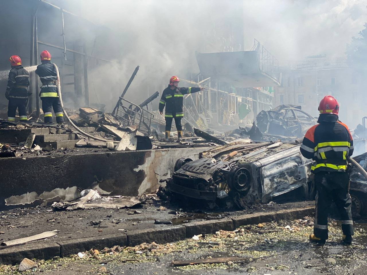Trabajos de los bomberos para extinguir el fuego (vía Reuters)