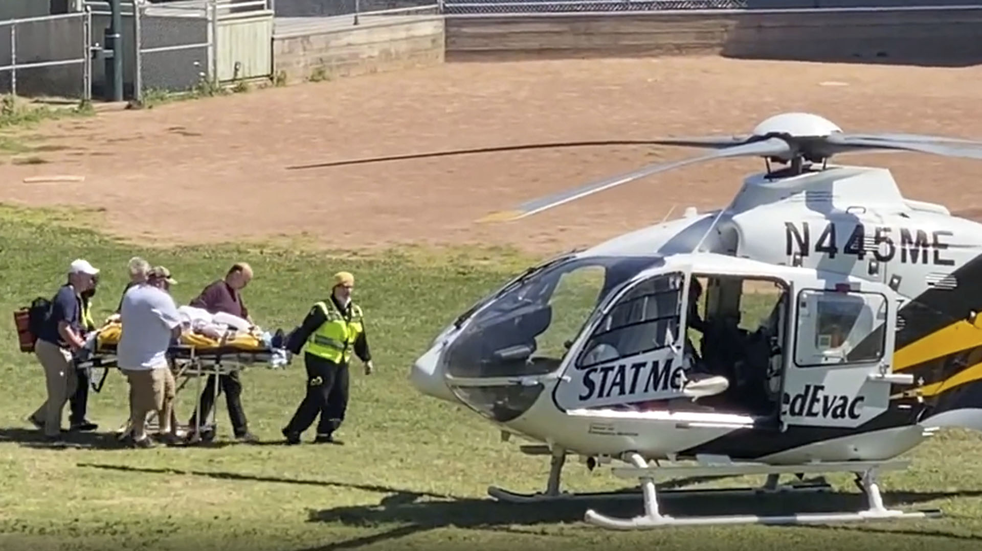 Salman Rushdie, herido, siendo transportado en helicóptero al hospital más cercano (AP Photo)