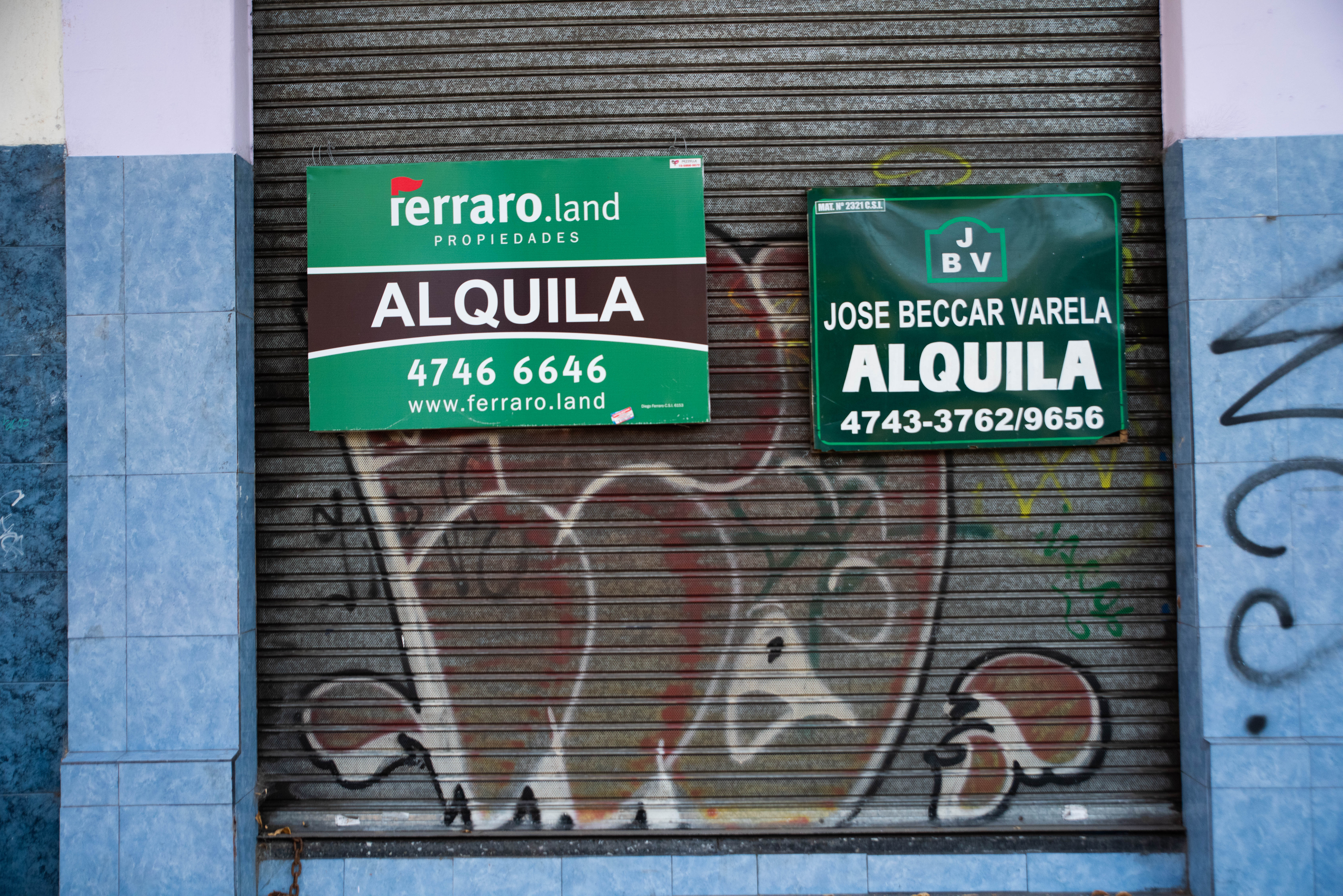 La Federación de Comercio de la Ciudad de Buenos Aires (FECOBA) registró el cierre de más de 20 mil comercios sólo en Capital. Dicen que la crisis es aún más aguda que la de 2001