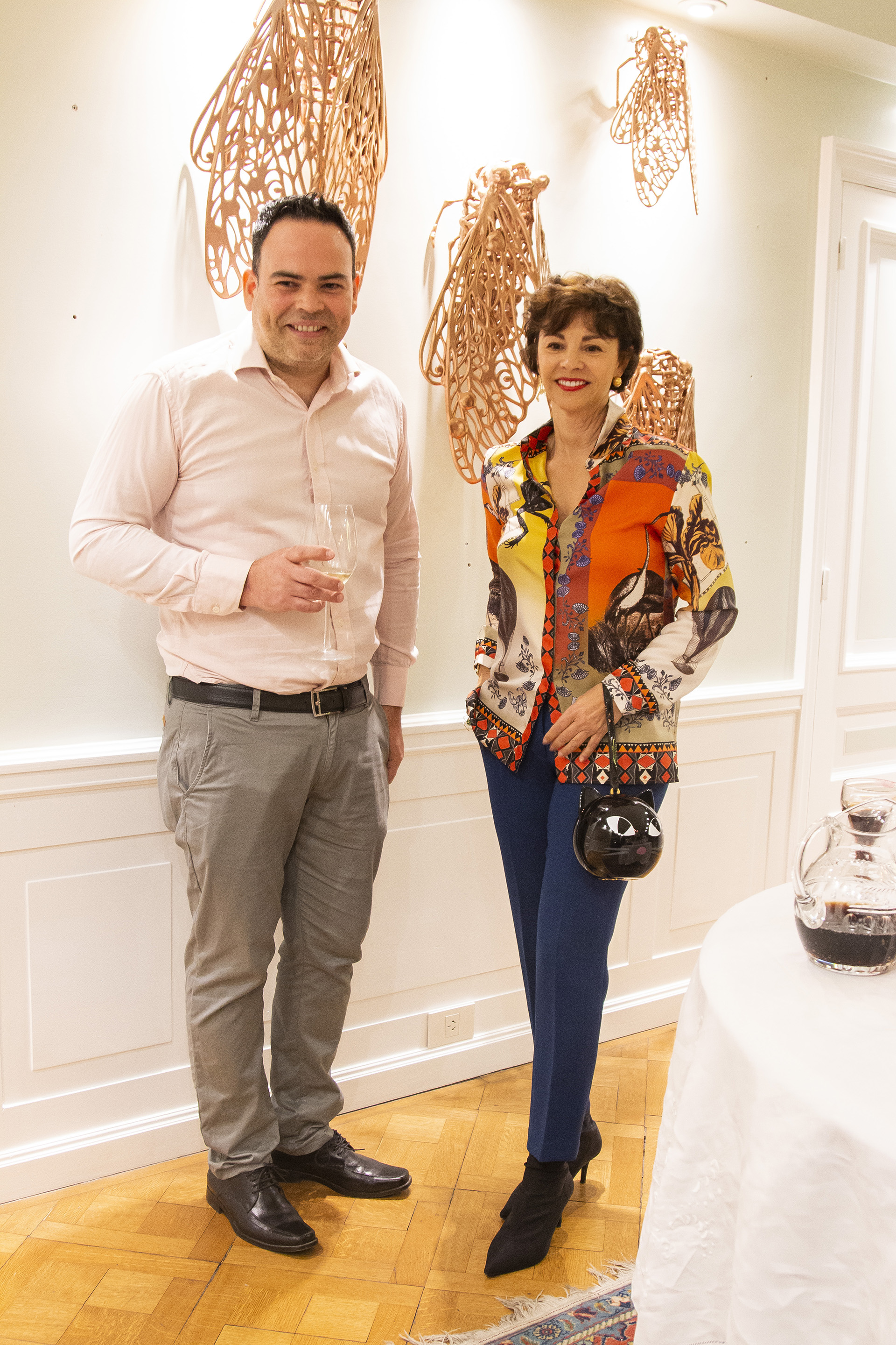El artista Andrés Paredes junto a la gran coleccionista de arte, Marlise Ilhescas 