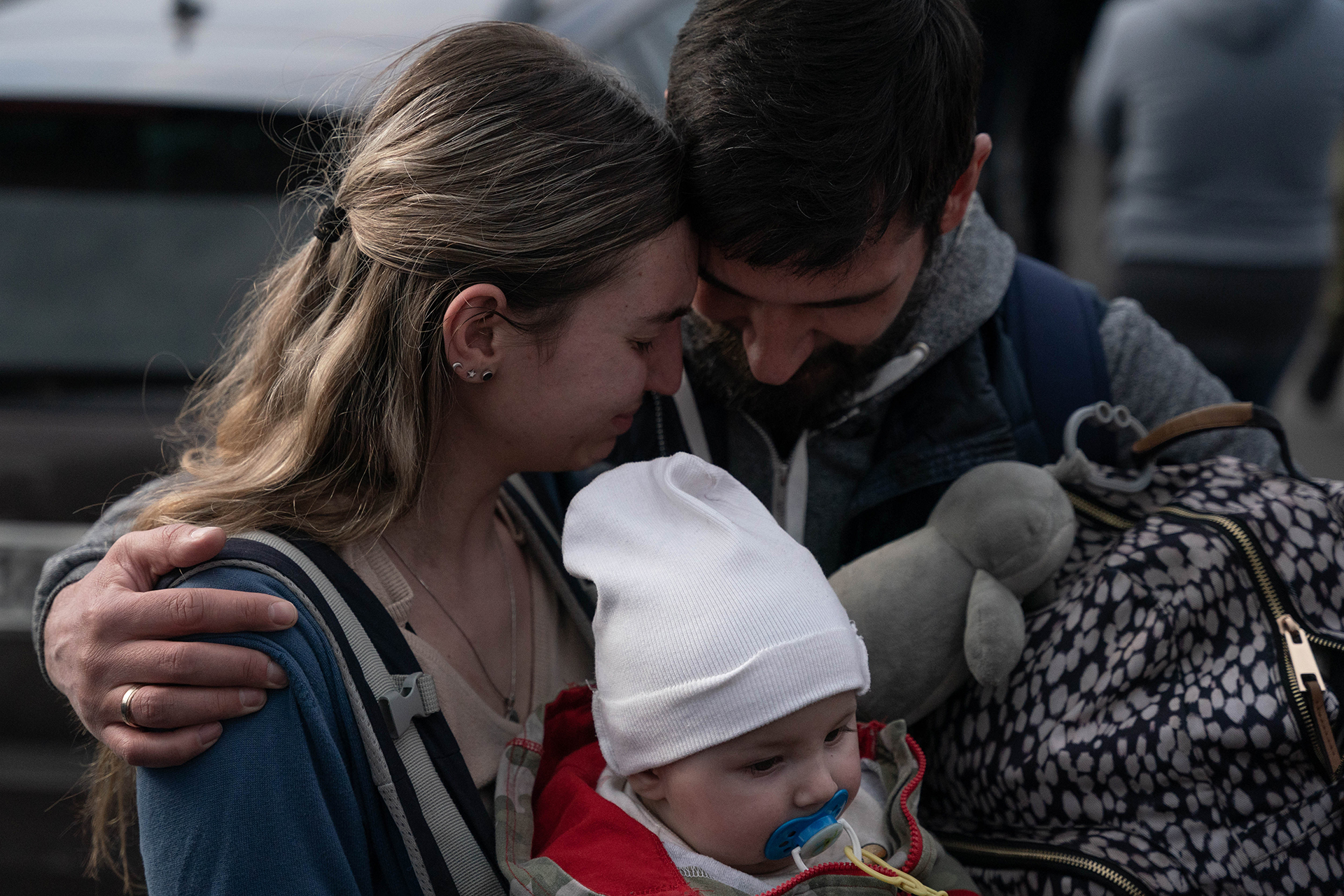 Anna, junto con su hija y su pareja se abrazan al llegar a la ciudad de Zaporizhzhia luego de escapar de la planta Azovstal ubicada en Mariupol.
