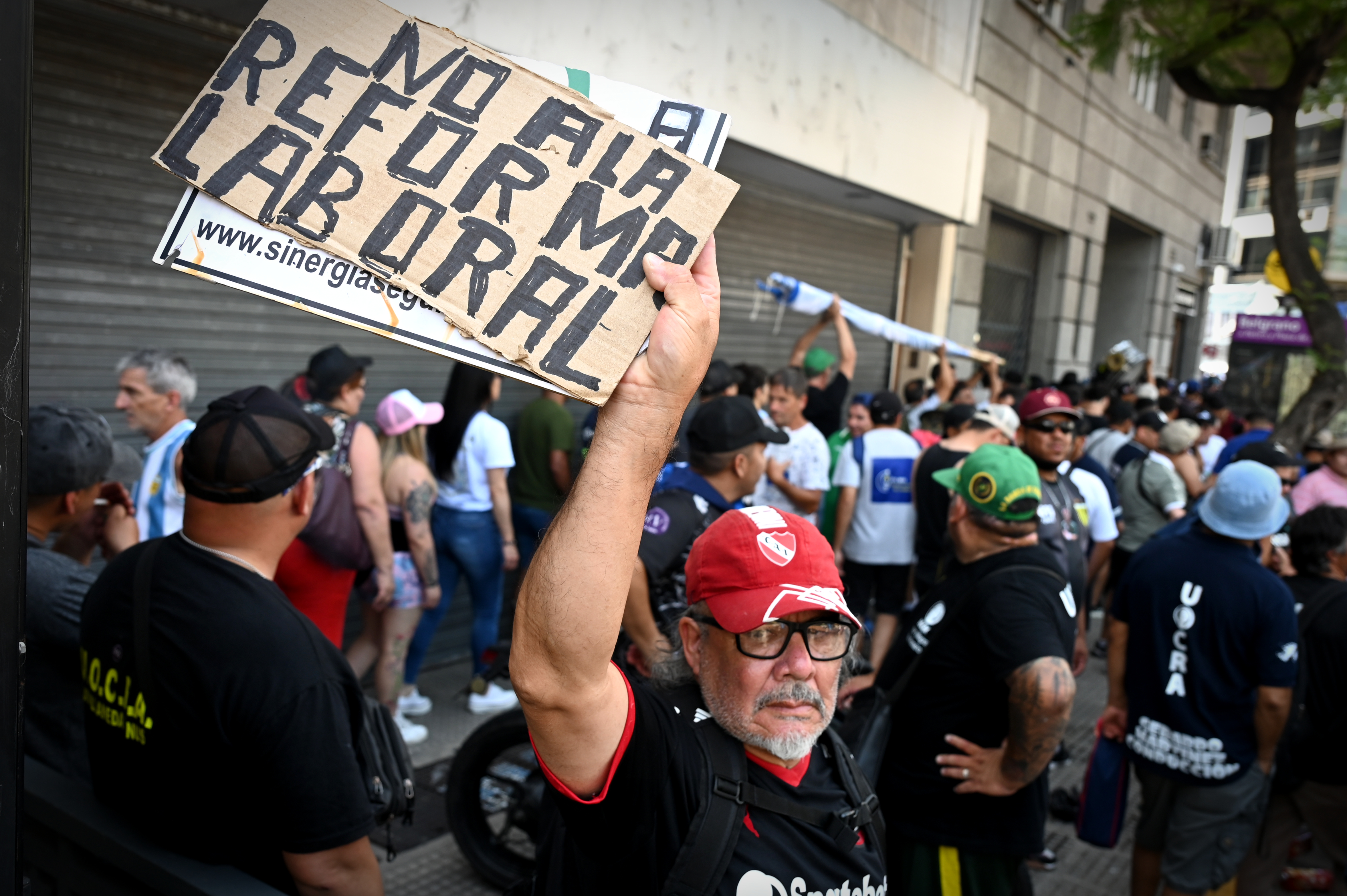 Presos de Milán hacen instrumentos con la madera de barcos de migrantes y sorprenden al mundo con su arte