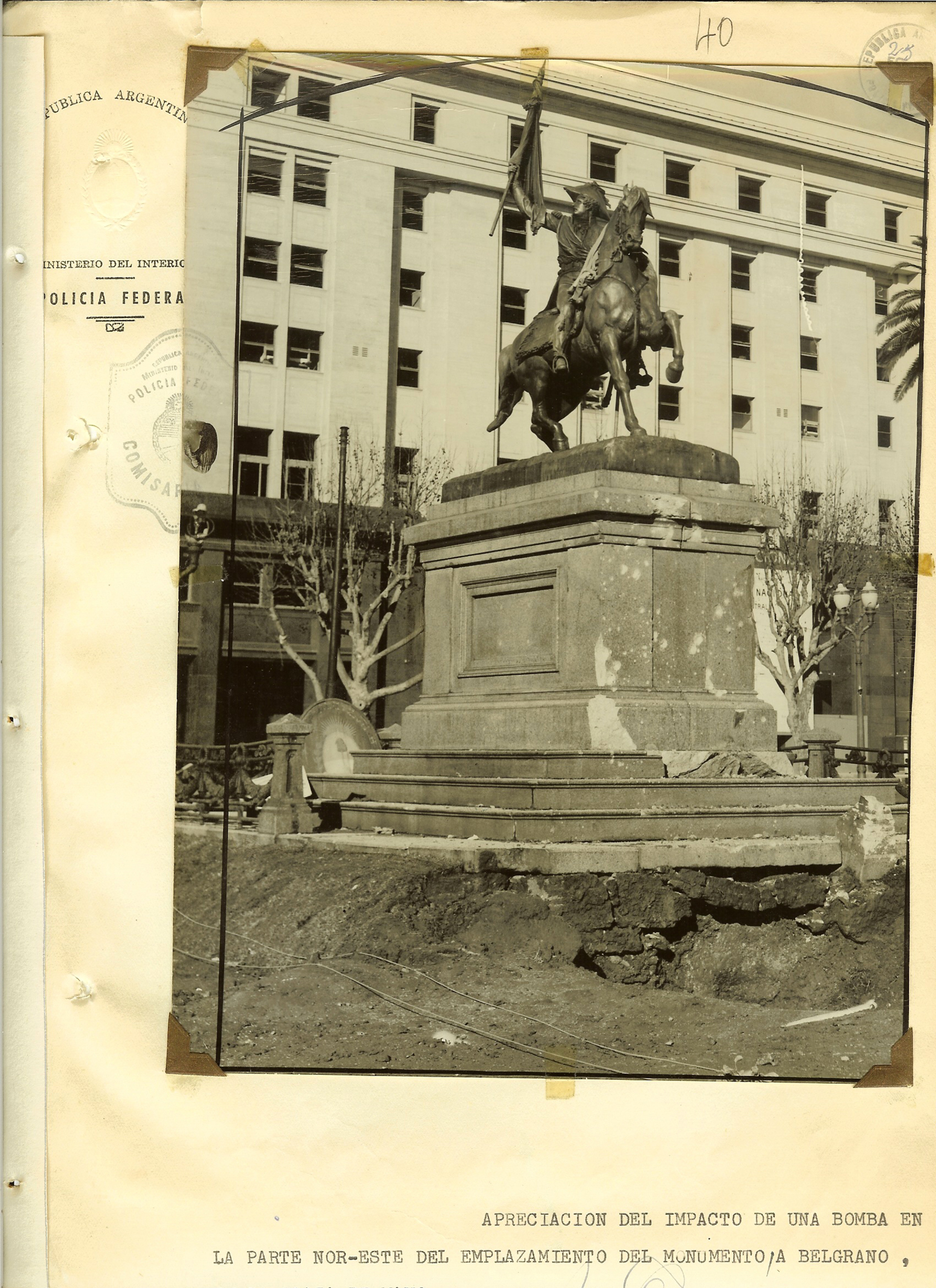 Monumento a Belgrano frente a la Casa Rosada. En 2010 la secretaría de Derechos Humanos logró identificar a 309 de los muertos.