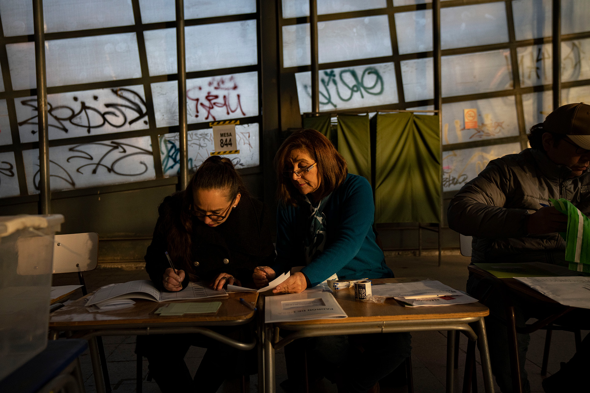 Los chilenos se volcaron en masa a sufragar; sin embargo, la cantidad de votos entre nulos y blancos superó el 20%. 