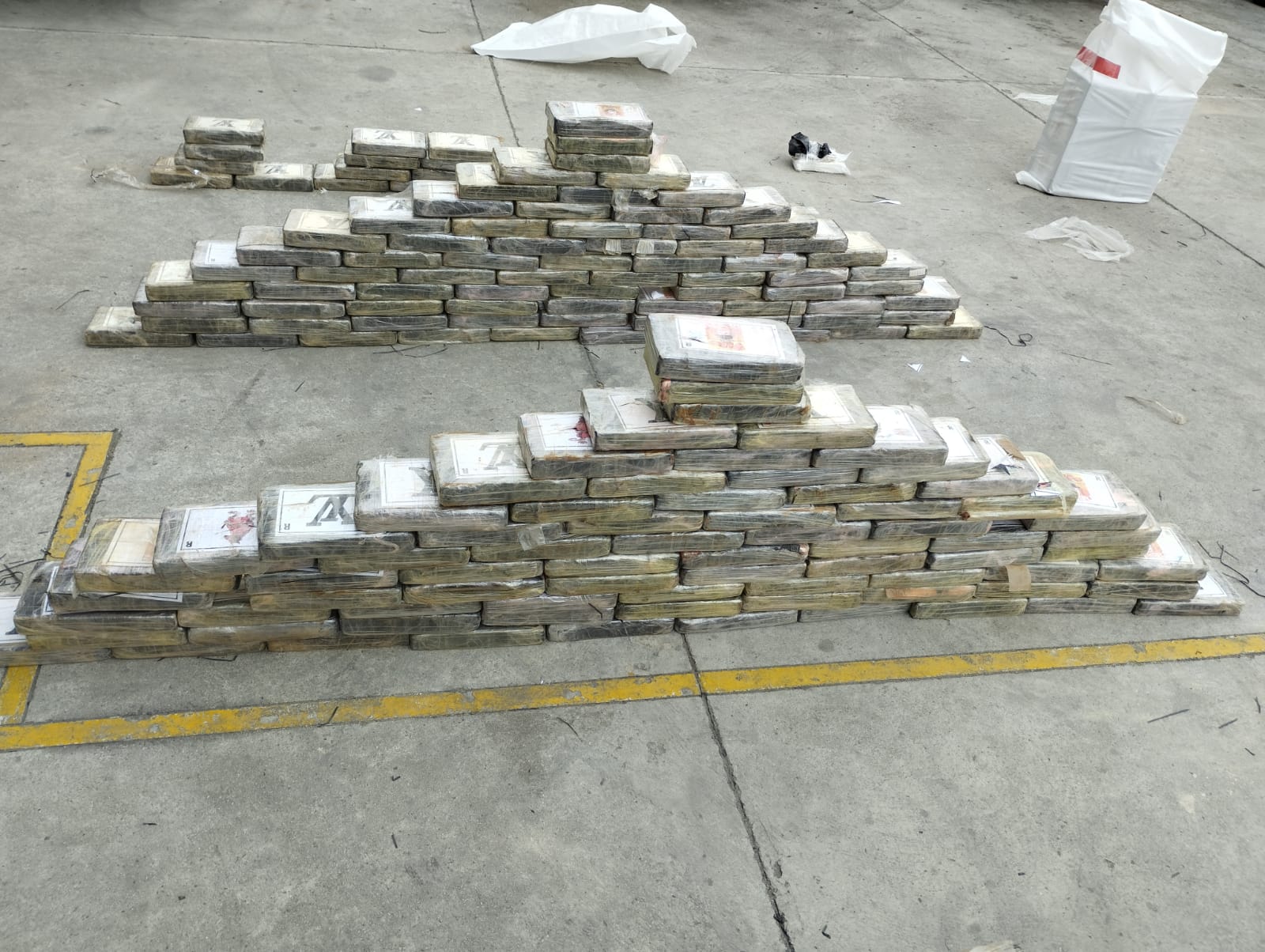 La droga que se envía desde Ecuador a Estados Unidos y Europa generalmente está oculta en los contenedores de exportación que parten de los puertos marítimos del país. (Policía Nacional/ Archivo)