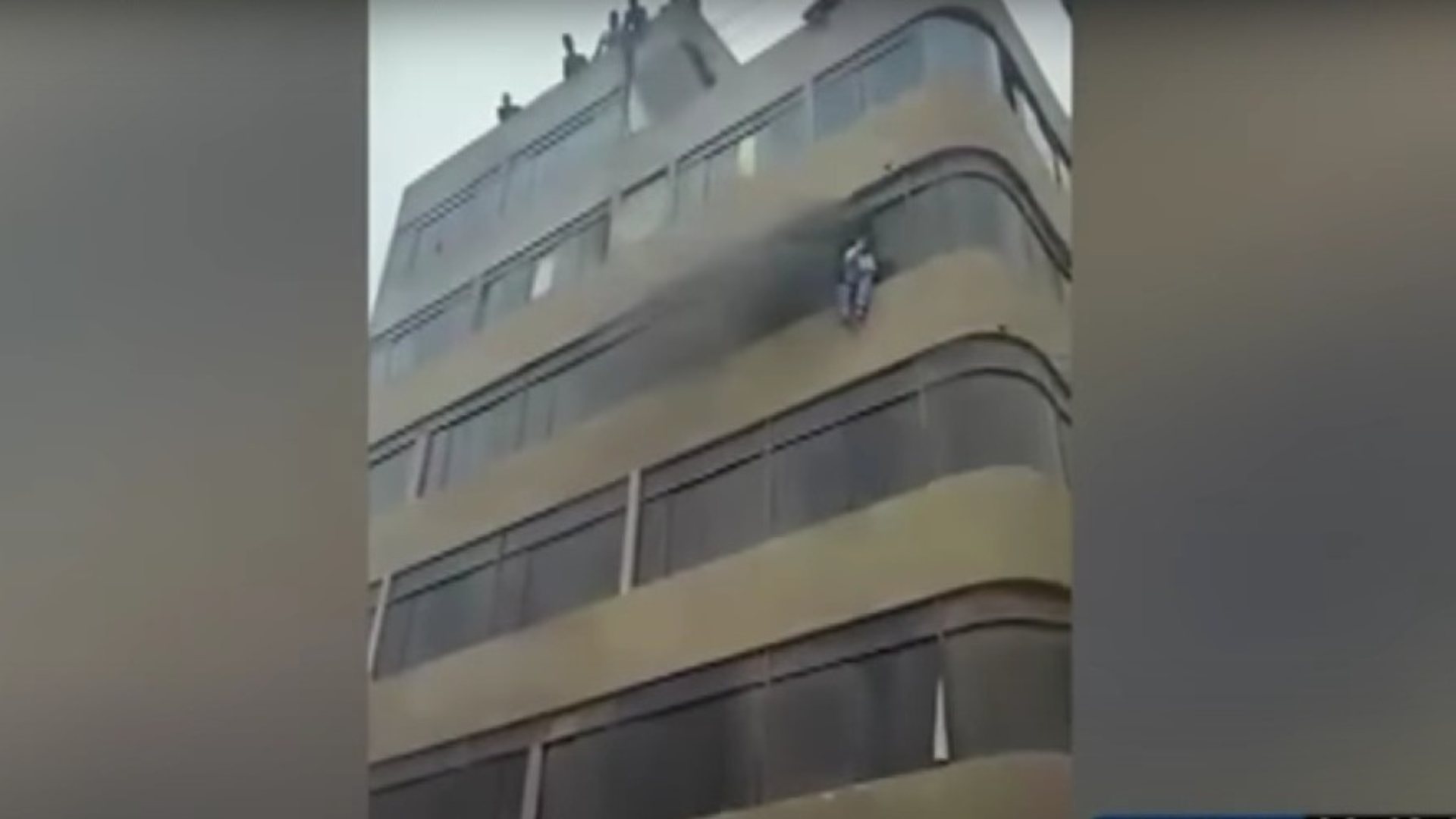 Madre e hija salvan su vida al lanzarse de edificio en llamas