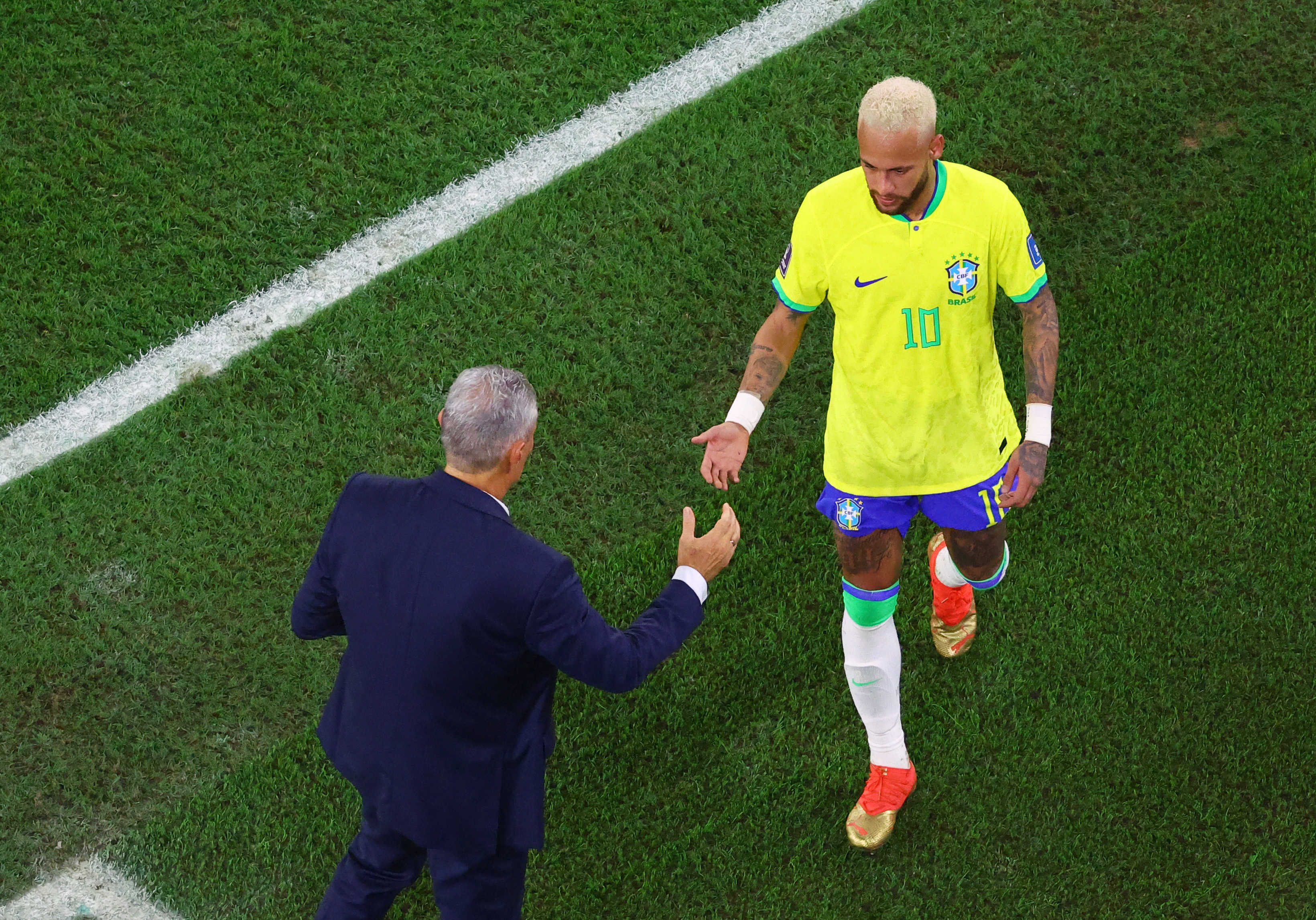 Neymar le dedicó unas palabras al entrenador que dejó su cargo en Brasil. Foto: REUTERS/Fabrizio Bensch