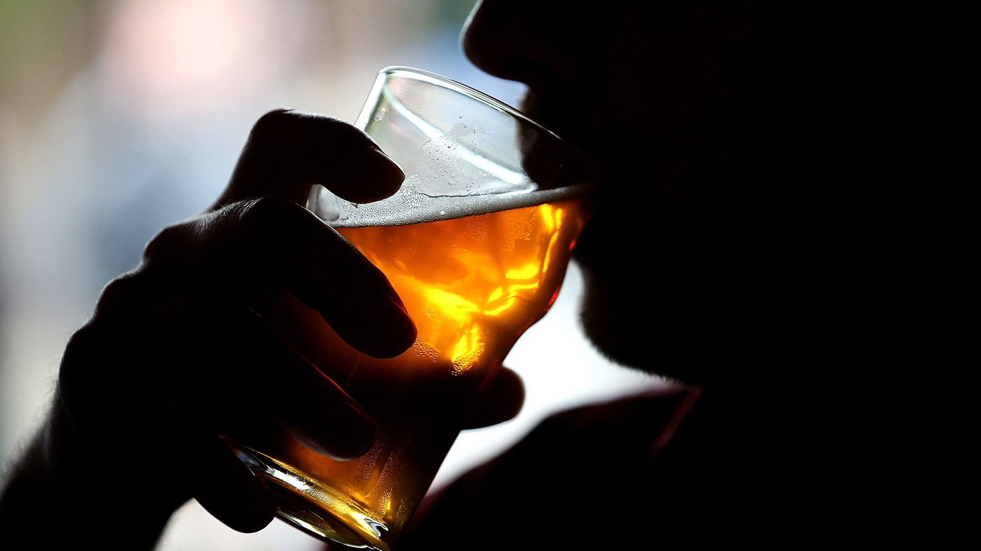 Los científicos descubrieron que si los bebedores “intensos” tomaran menos diariamente, y pasaran a la categoría de consumo moderado, habría una reducción del 24% en muertes por cánceres atribuibles al alcohol en el país (Getty Images)