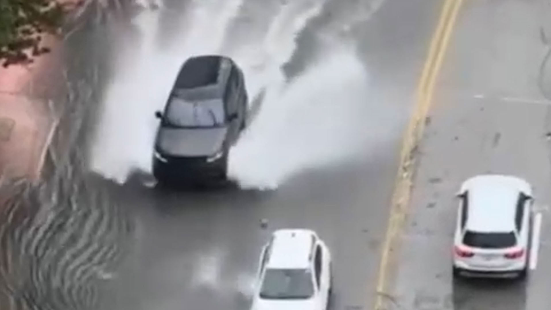 Además del tráfico, los conductores tuvieron que lidiar con las corrientes de agua. 