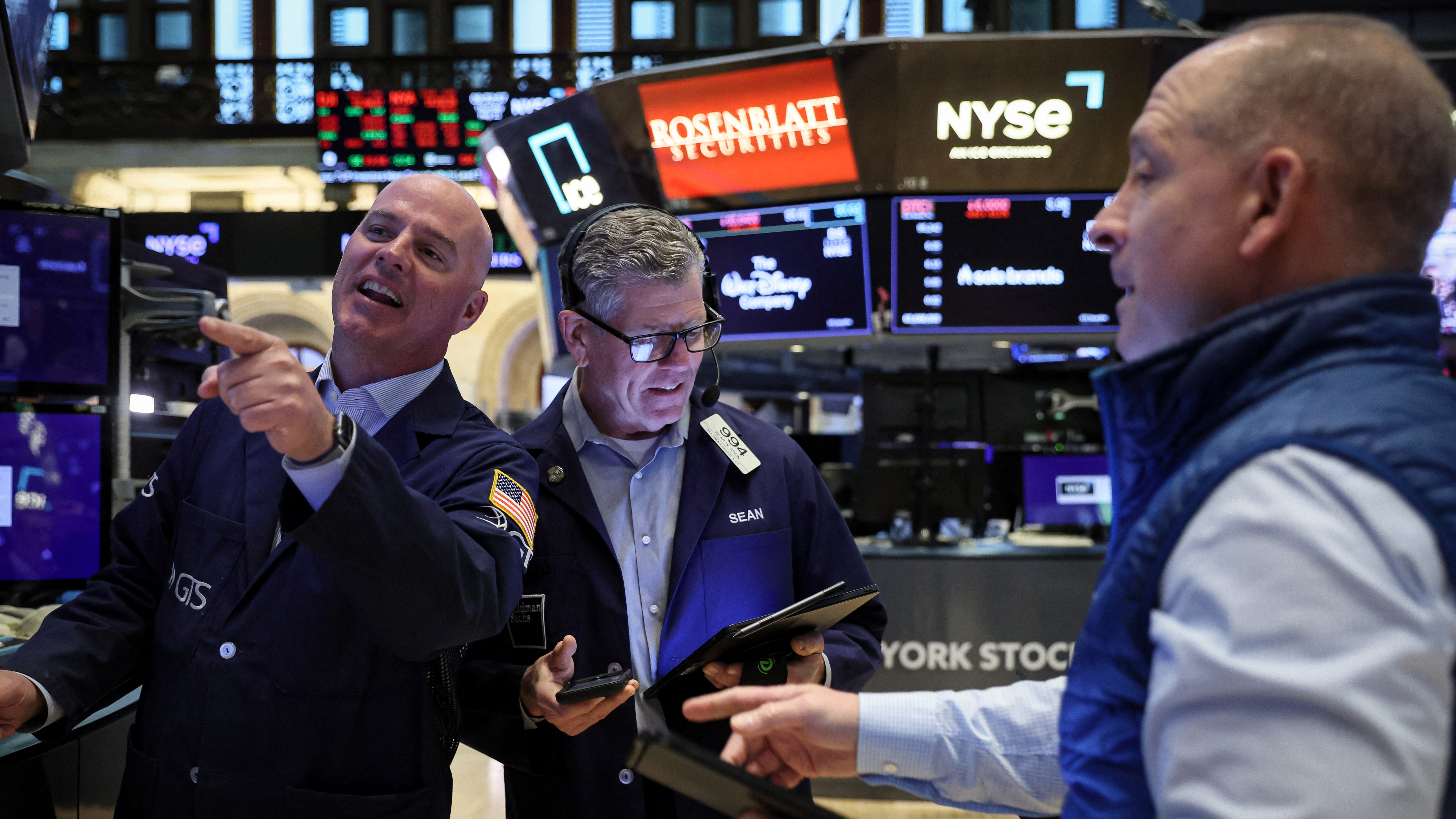 Wall Street tuvo una de las mejores jornadas del año, cerró con fuertes ganancias y quedó al borde de un mercado alcista