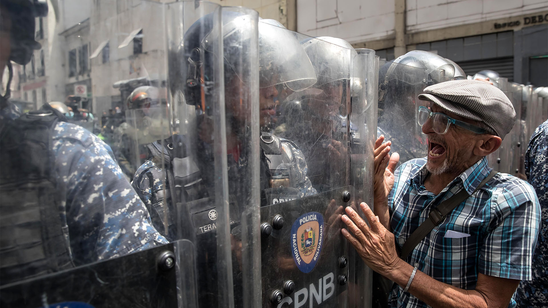 Los docentes de Venezuela persisten en las calles con reclamos salariales portada