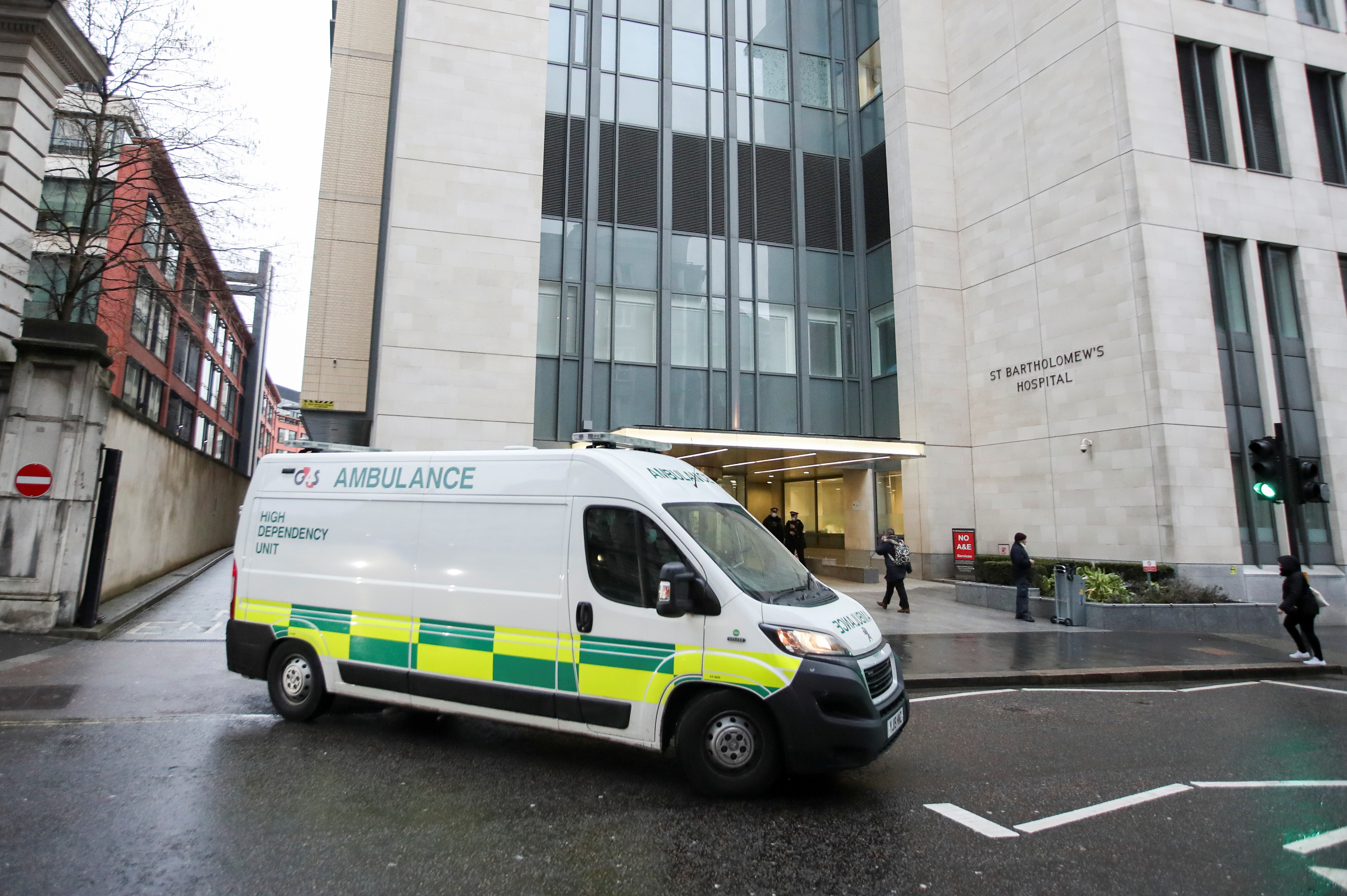 Una ambulancia frente al Hospital St Bartholomew de Londres (REUTERS/Peter Cziborra)