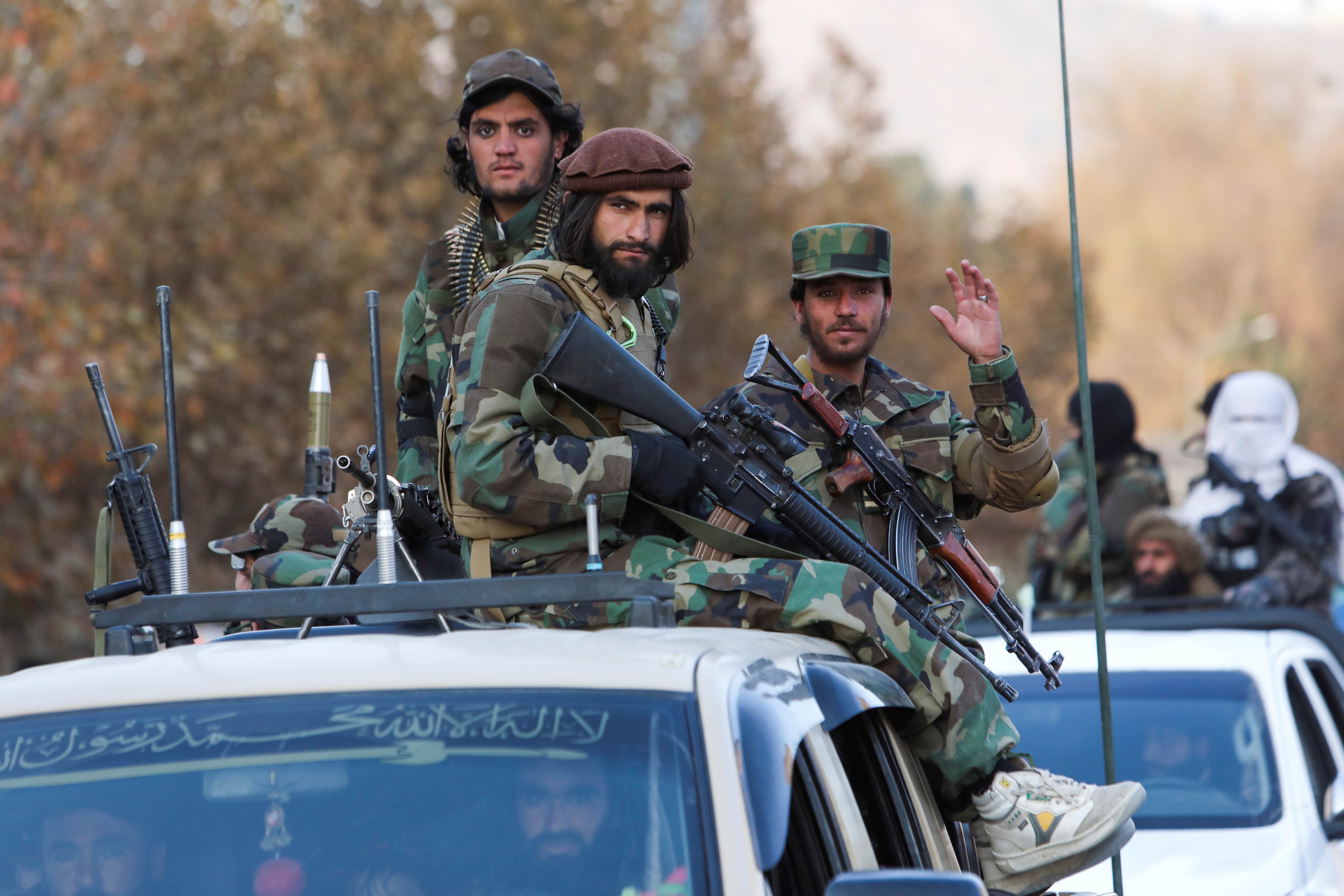 Miembros de los talibanes sentados en un vehículo militar durante el desfile militar talibán en Kabul, Afganistán 14 de noviembre de 2021. REUTERS/Ali Khara 