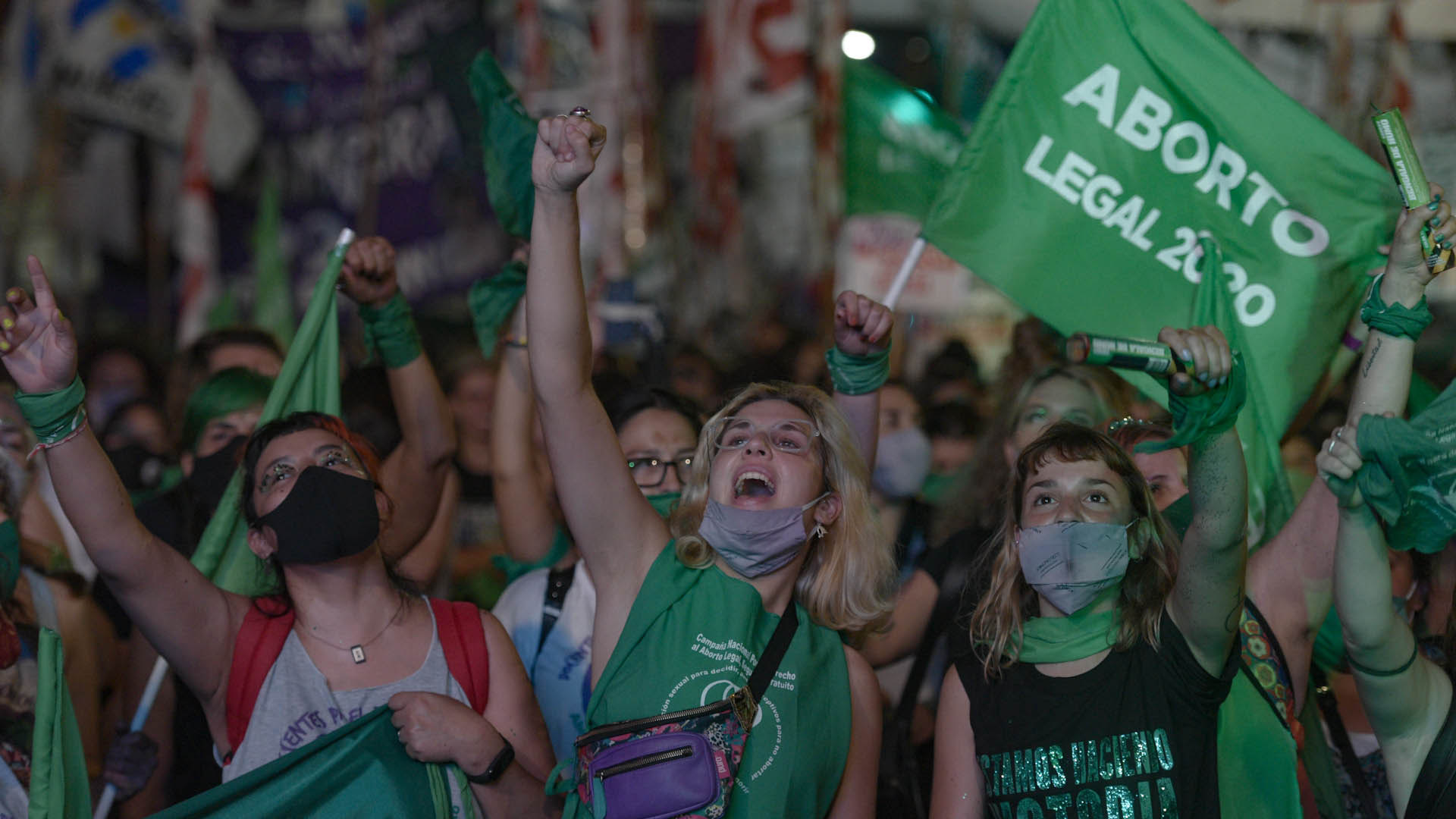 Miles de mujeres permanecieron durante toda la madrugada en las inmediaciones del Congreso