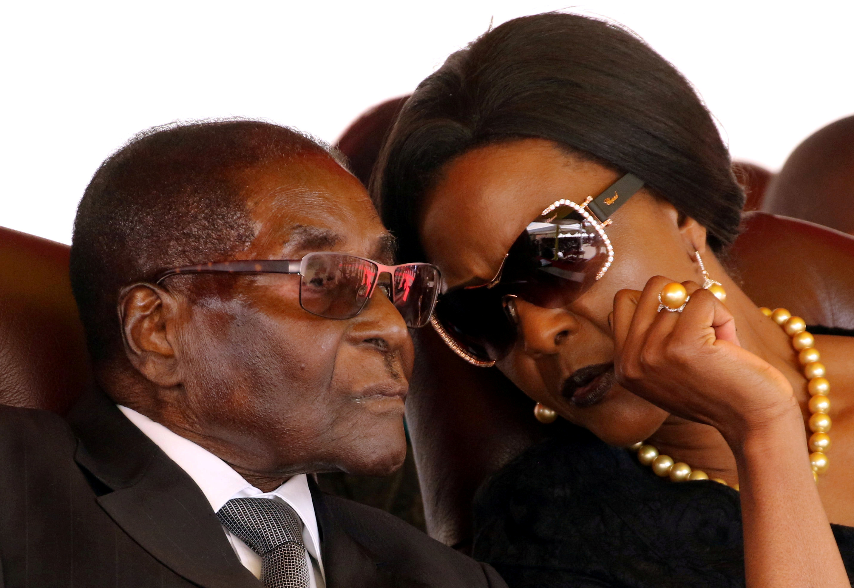 El ex presidente de Zimbabwe Robert Mugabe y su esposa Grace en 2017 (REUTERS/Philimon Bulawayo/File Photo)