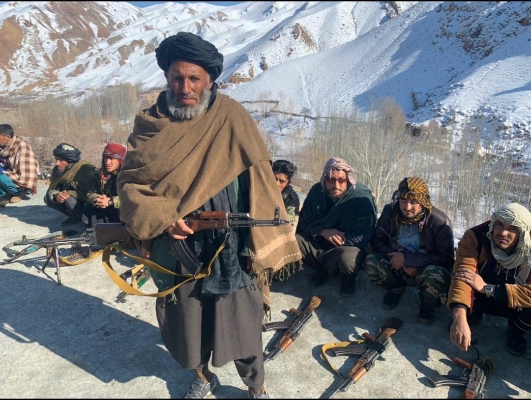 Milicianos talibán en una imagen de archivo entregando sus armas al Ejército afgano

