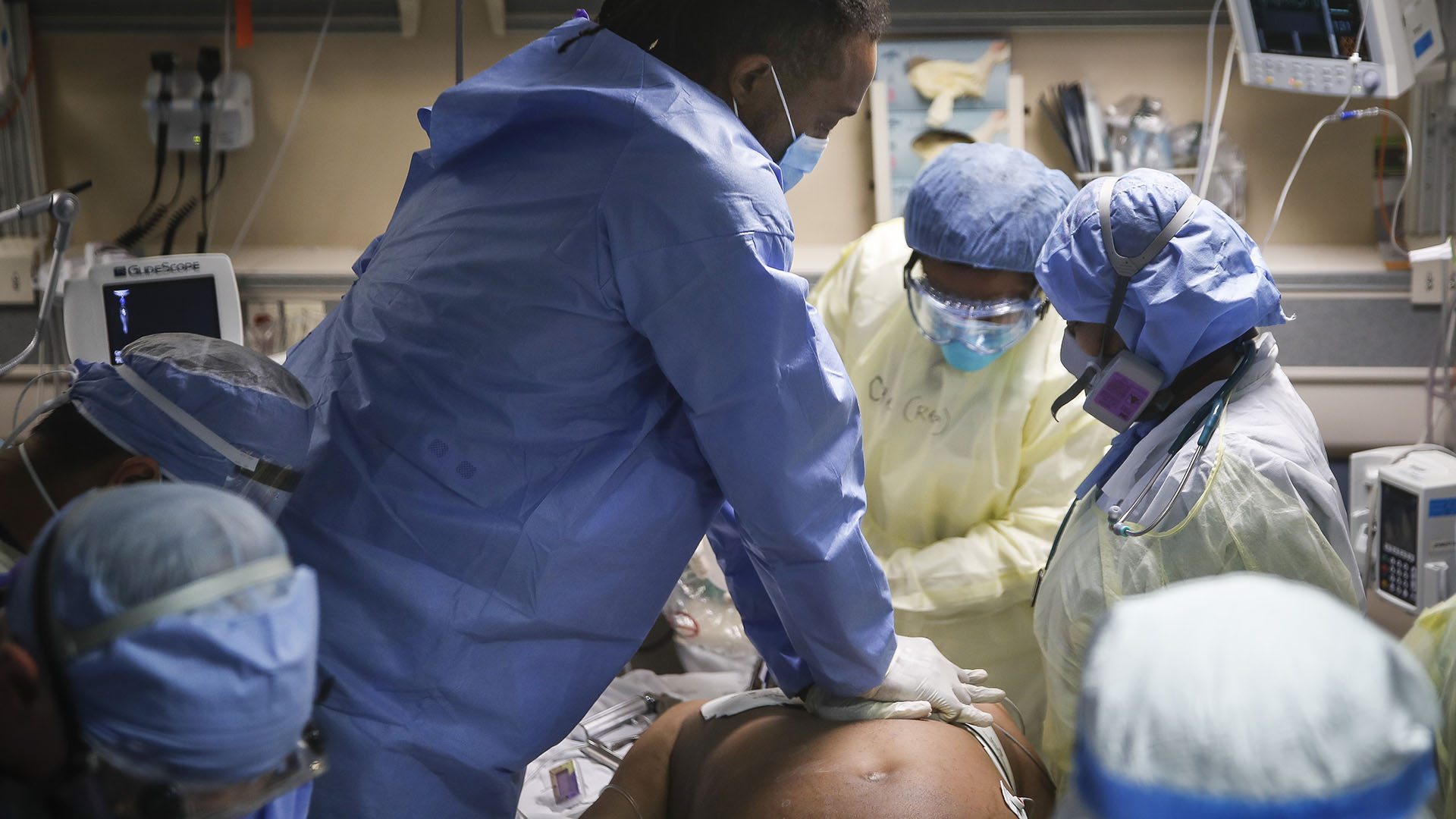 Muchos pacientes atravesaron colapsos cardíacos mientras sufrían COVID (AP Photo/John Minchillo)