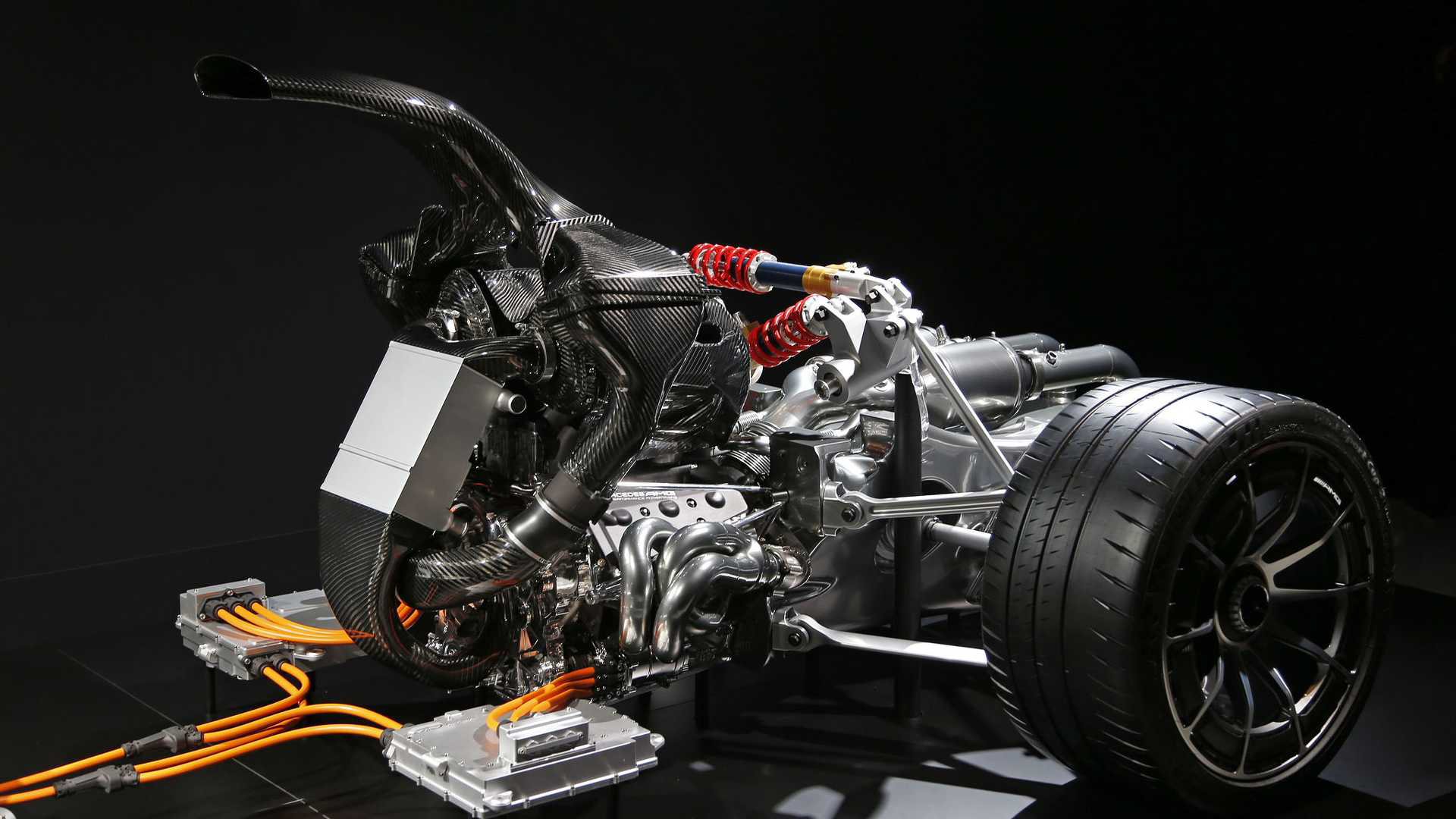 El ADN de Mercedes AMG es el motor térmico de 1.6 litros V6 y el motor eléctrico. Un híbrido que superará los 1.000 CV de potencia