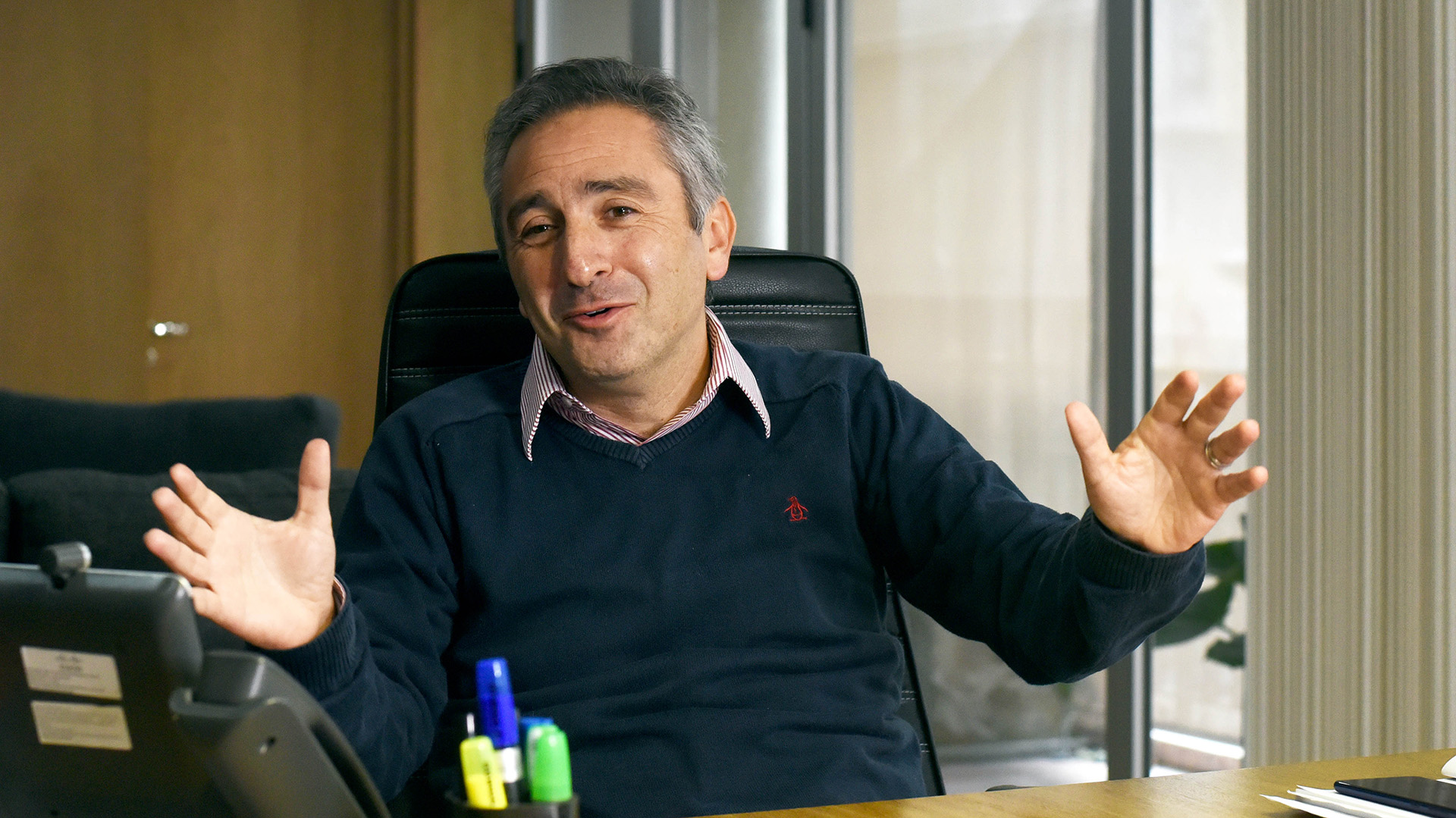 Andrés "Cuervo" Larroque habla en su despacho durante una entrevista con Infobae (Foto: AGLAPLATA)