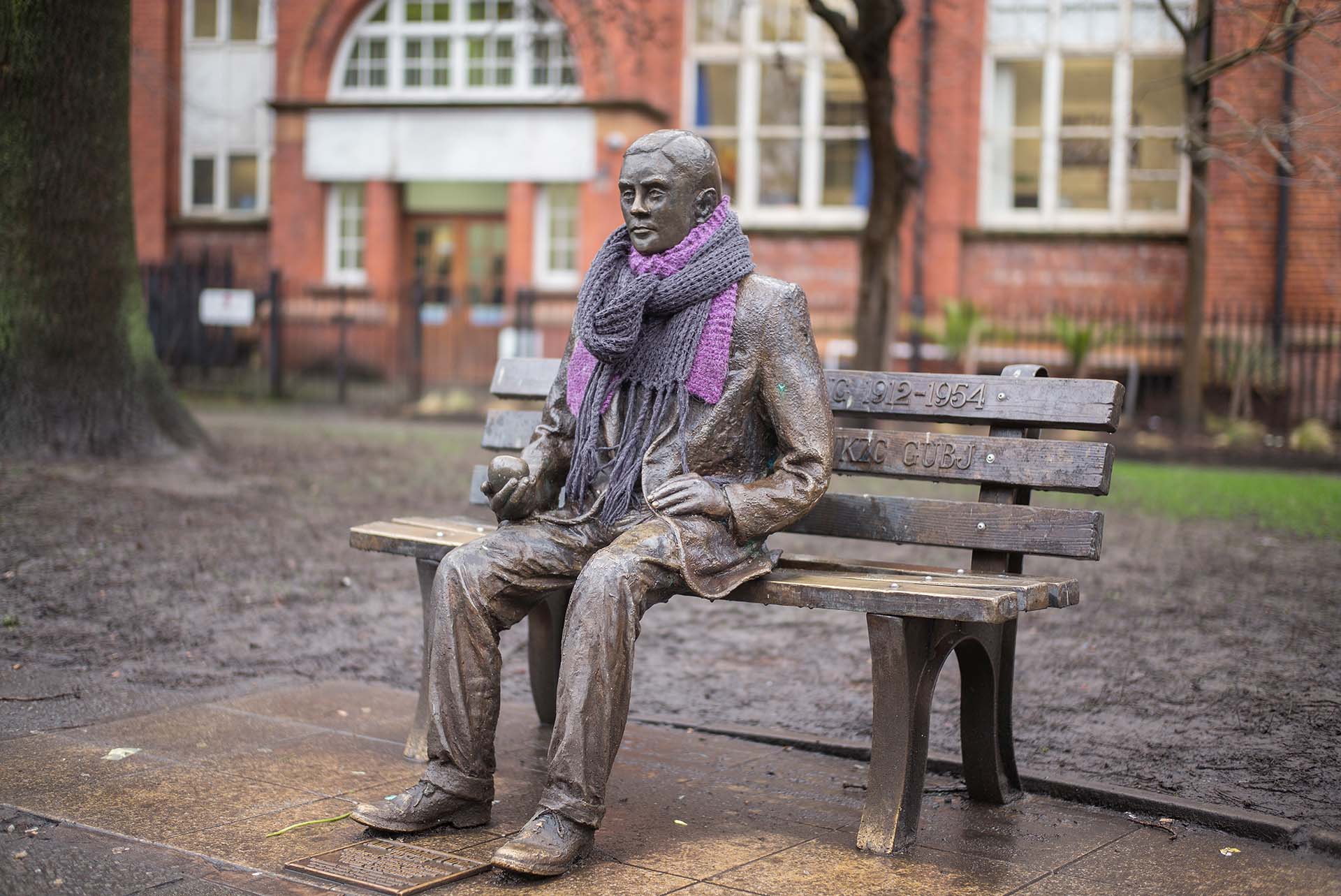 Una estatua en memoria de Alan Turing sentada en Sackville Park en el Gay Village de Manchester, con la representación de la manzana rociada de cianuro en la mano, con la que se quitó la vida  (Photo by Christopher Furlong/Getty Images)