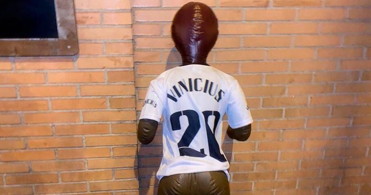 La muñeca con la camiseta de Vinicius