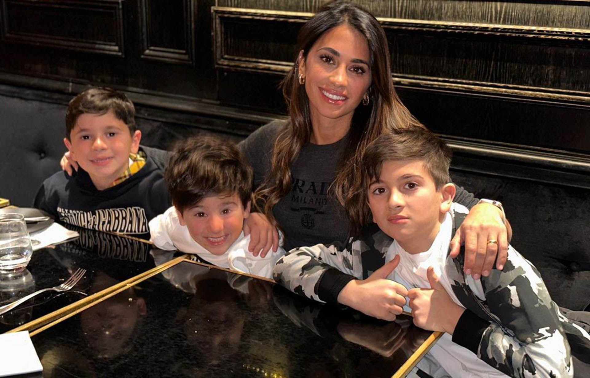 Antonela Roccuzzo compartió un almuerzo en un restaurante de lujo en París con sus tres hijos, Thiago, Mateo y Ciro, fruto de su relación con Lionel Messi