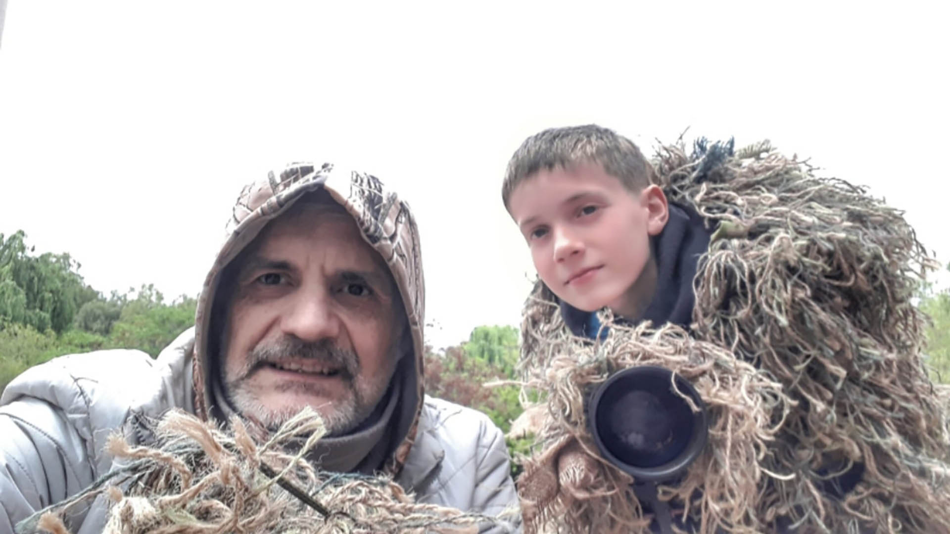 Ricardo y Pablo Cassani durante un día de "cacería" fotográfica en medio de la naturaleza