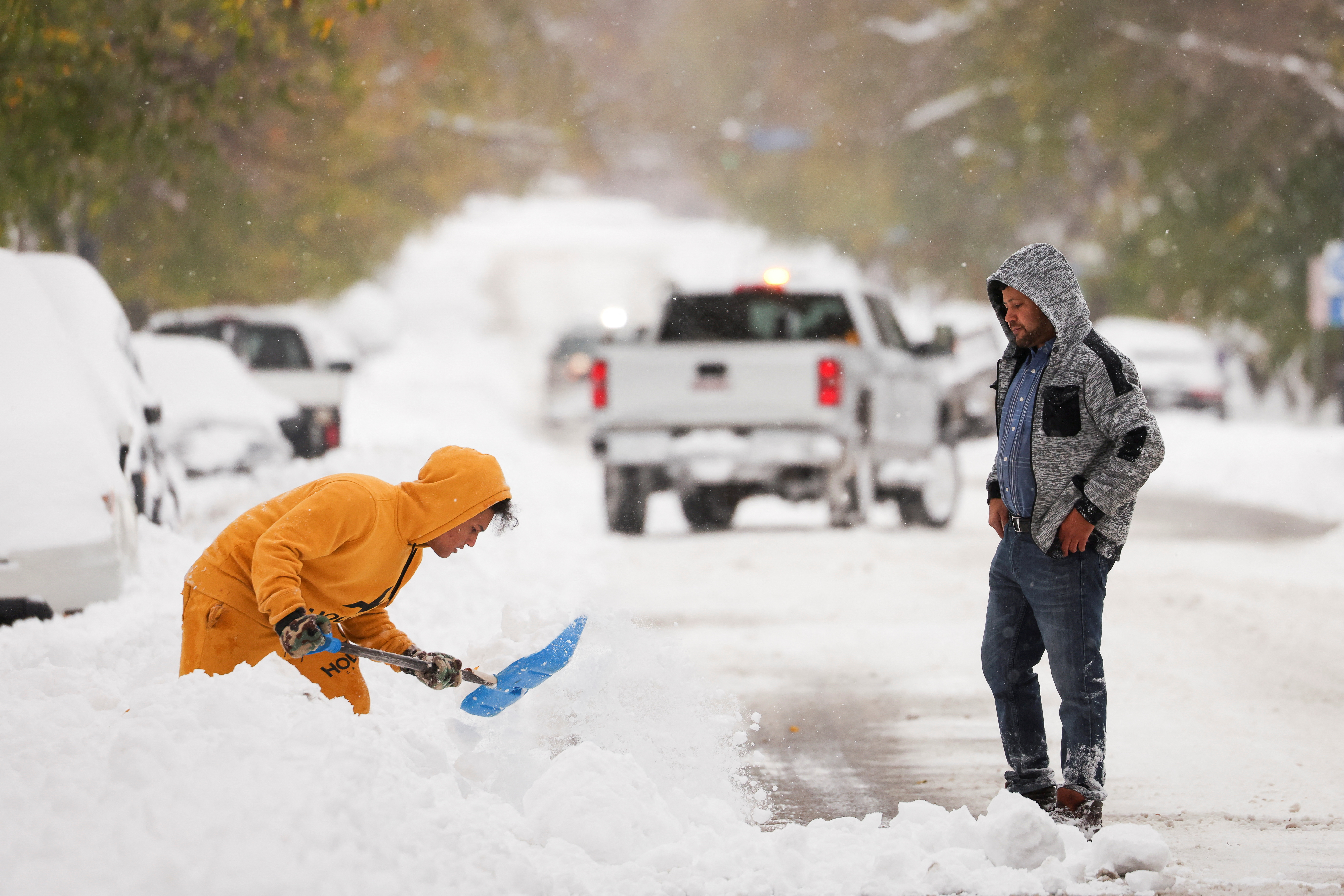 I residenti puliscono i vialetti durante una tempesta di neve a Buffalo, New York, il 19 novembre 2022