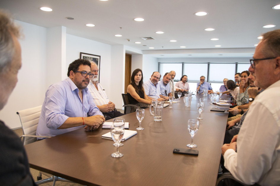 El Gobierno suspendió las contrataciones en el sector público