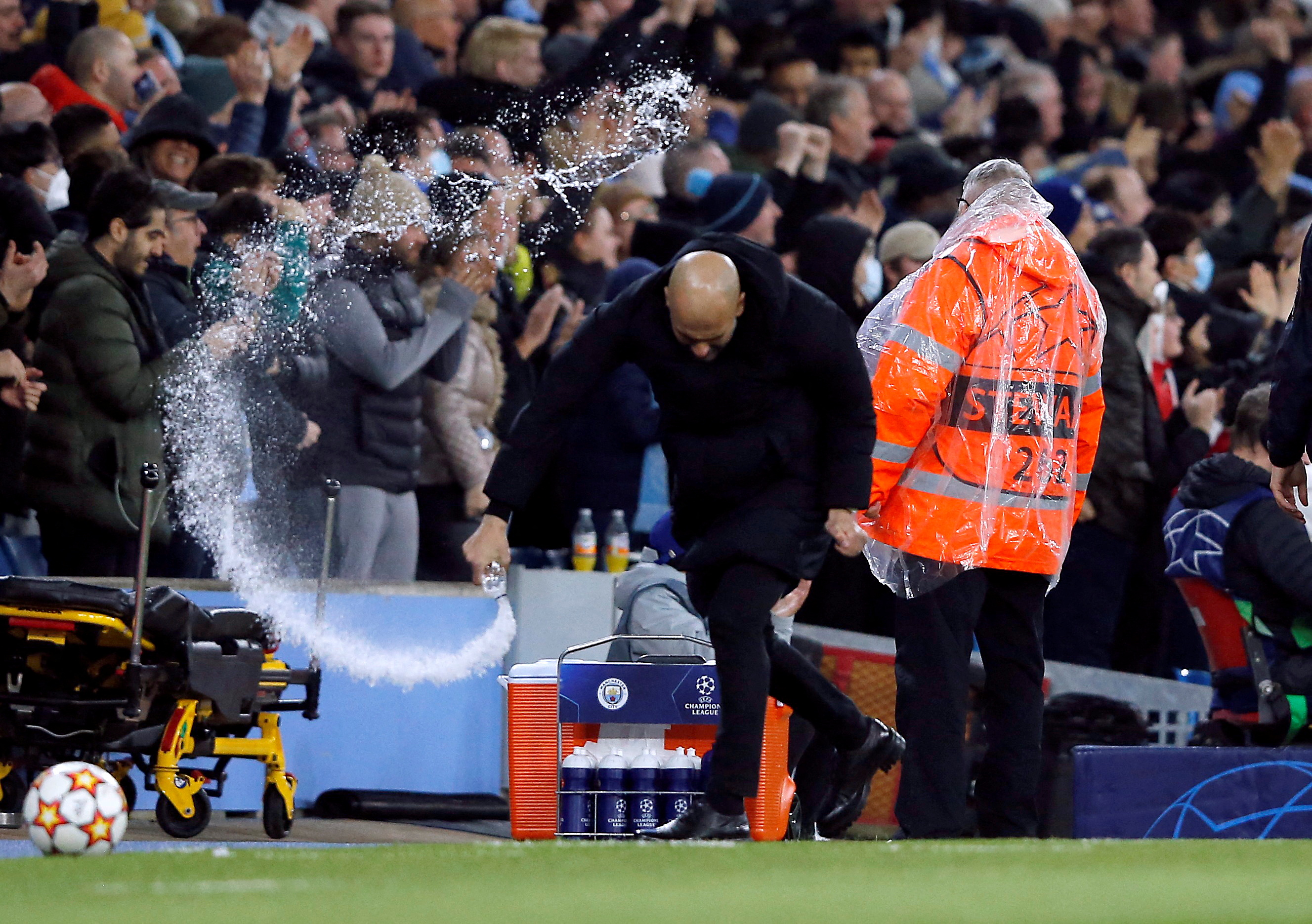 El explosivo festejo de gol de Guardiola en el triunfo del Manchester City ante el Atlético de Madrid (REUTERS/Craig Brough)