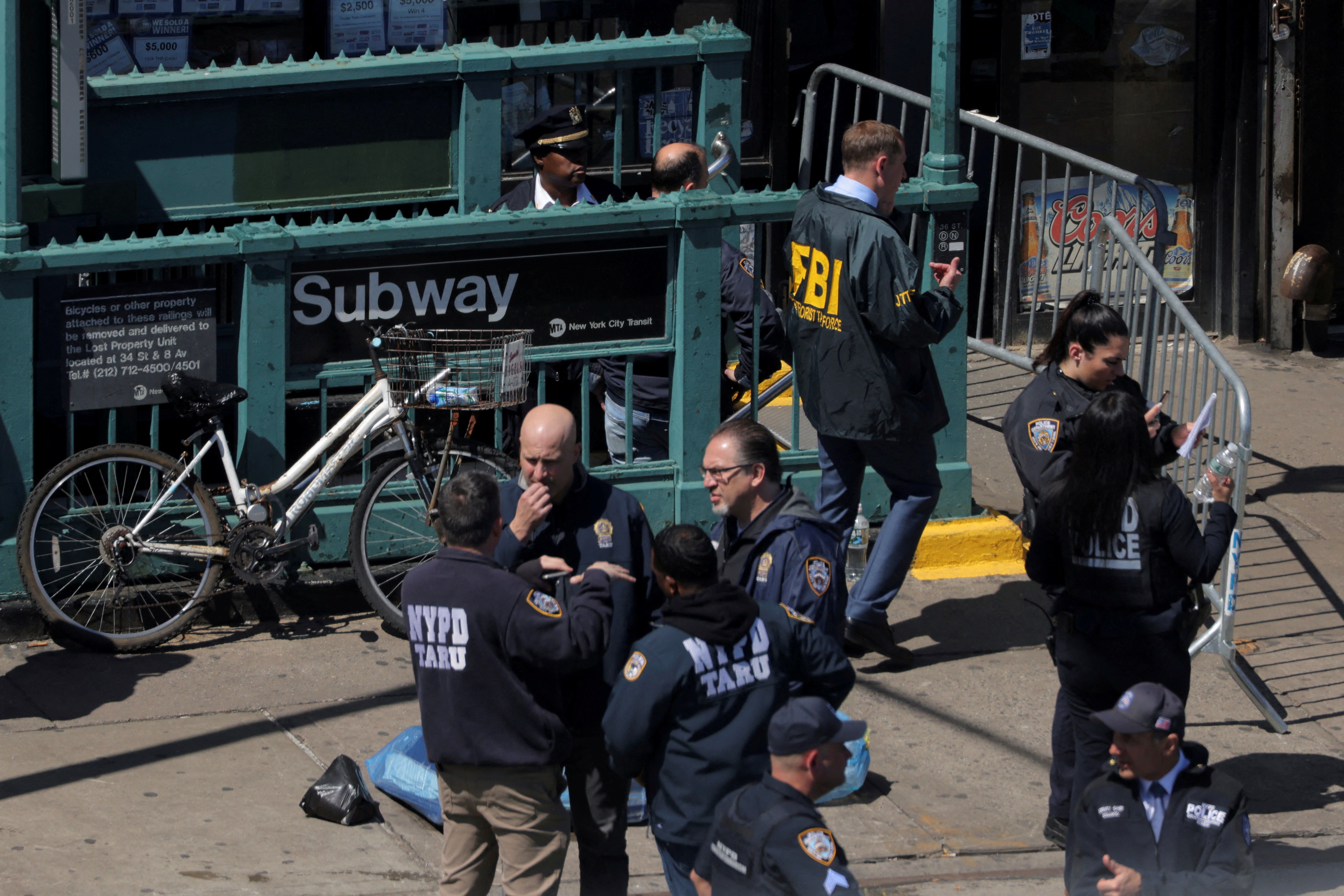 Oficiales buscan al sospechoso de desatar un tiroteo en el metro de Nueva York (REUTERS/Andrew Kelly)
