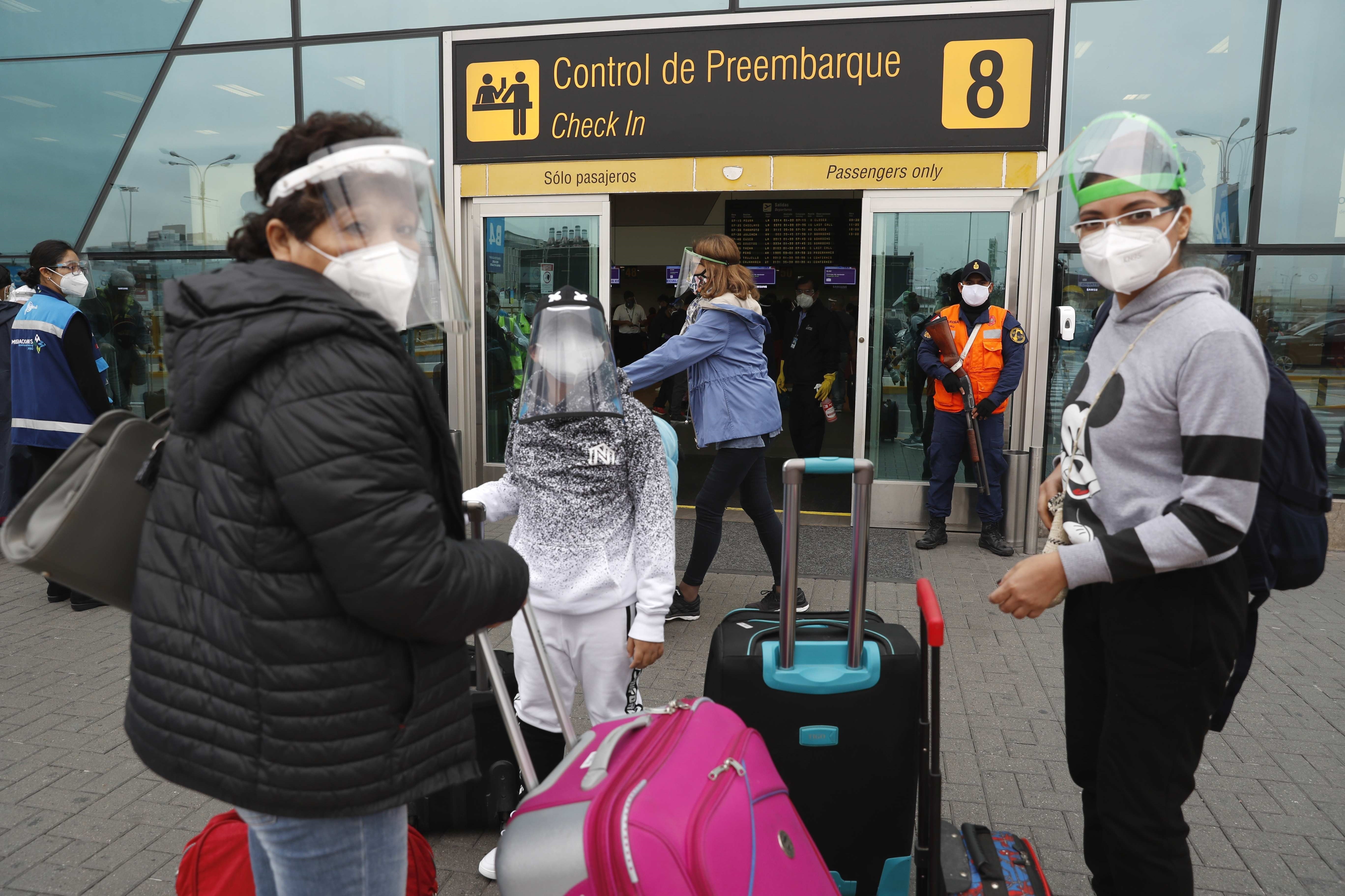 Pasajeros llegan al aeropuerto Internacional Jorge Chávez de Lima (Perú). EFE/Paolo Aguilar/Archivo
